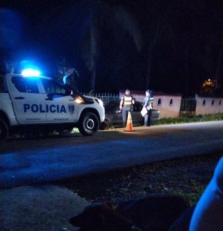 Al parecer se trata de un hombre de unos 25 años quien murió la noche del viernes a las 7: 26 p. m, dentro de un vehículo color negro que se encontraba sobre carretera a San Martín. Foto: cortesía de Colosal información.