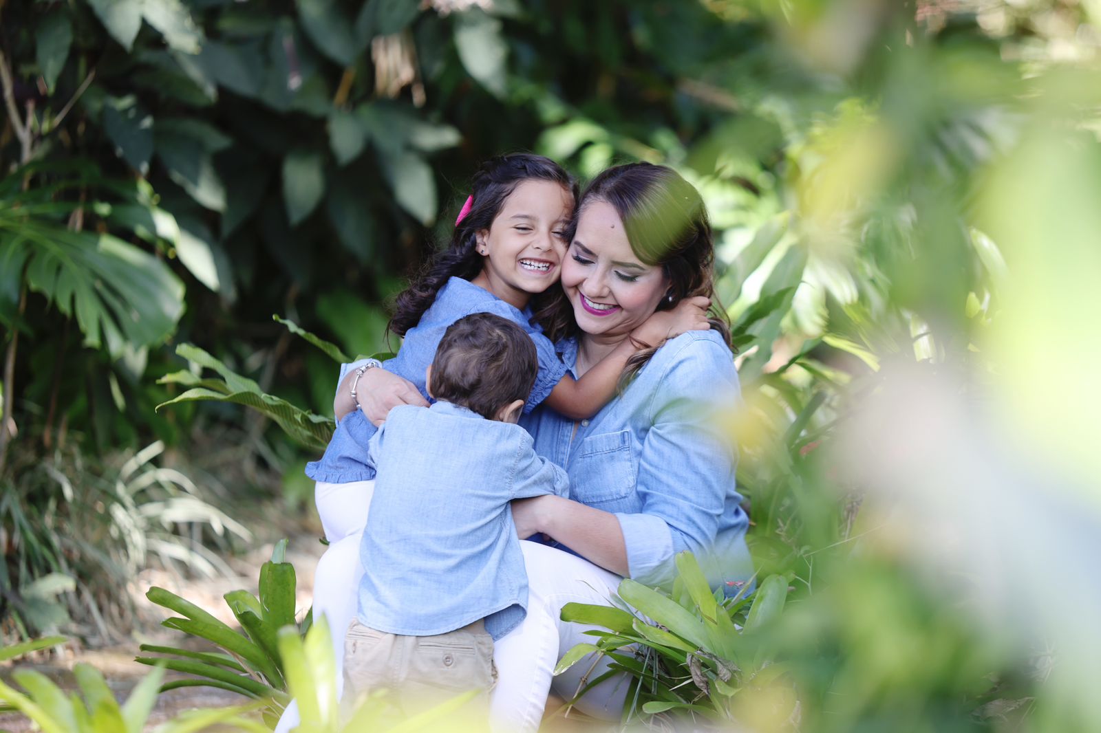 Lourdes Lainez con sus hijos Joaquín y Alicia, en una foto de enero del 2023. El esposo de Lourdes, Gustavo Céspedes, falleció el 13 de mayo de 2021 por las complicaciones de la covid-19.