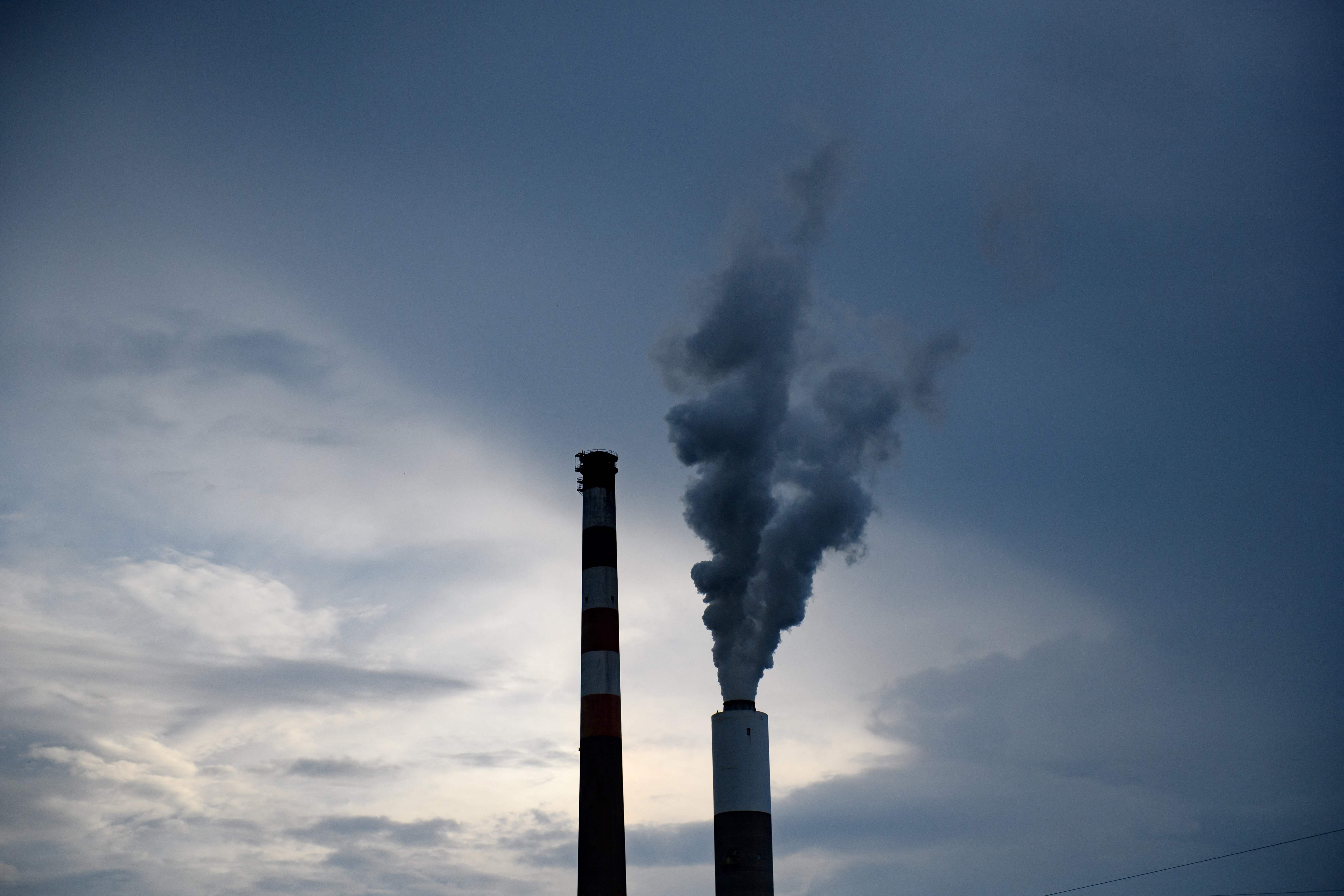 (FILES) In this file photo taken on June 07, 2021 shows the GenOns Cheswick Power Station, which still burns coal to produce 637 megawatts of electricity for the region about 15 miles northeast of Pittsburgh in Cheswick, Pennsylvania. - A landmark UN report warning of the growing peril to the planet posed by climate change shows that the world has just a decade to move away from a civilisation long based on fossil fuels, France said August 9, 2021. "The challenge is immense because it involves emerging within a decade from a civilisation that has been based on fossil fuels for several centuries," France Environment Minister Barbara Pompili said in a statement. (Photo by JEFF SWENSEN / GETTY IMAGES NORTH AMERICA / AFP)