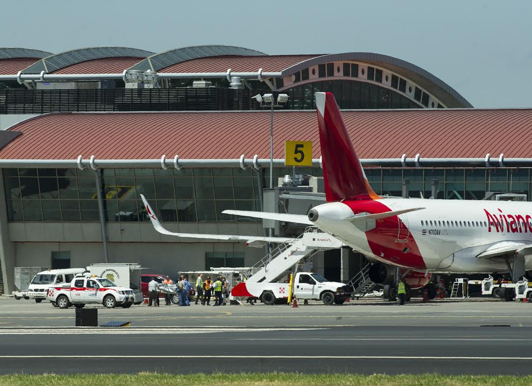 El rumano, de 53 años, fue encontrado muerto dentro del baño del avión. El Organismo de Investigación Judicial hizo el levantamiento del cuerpo.