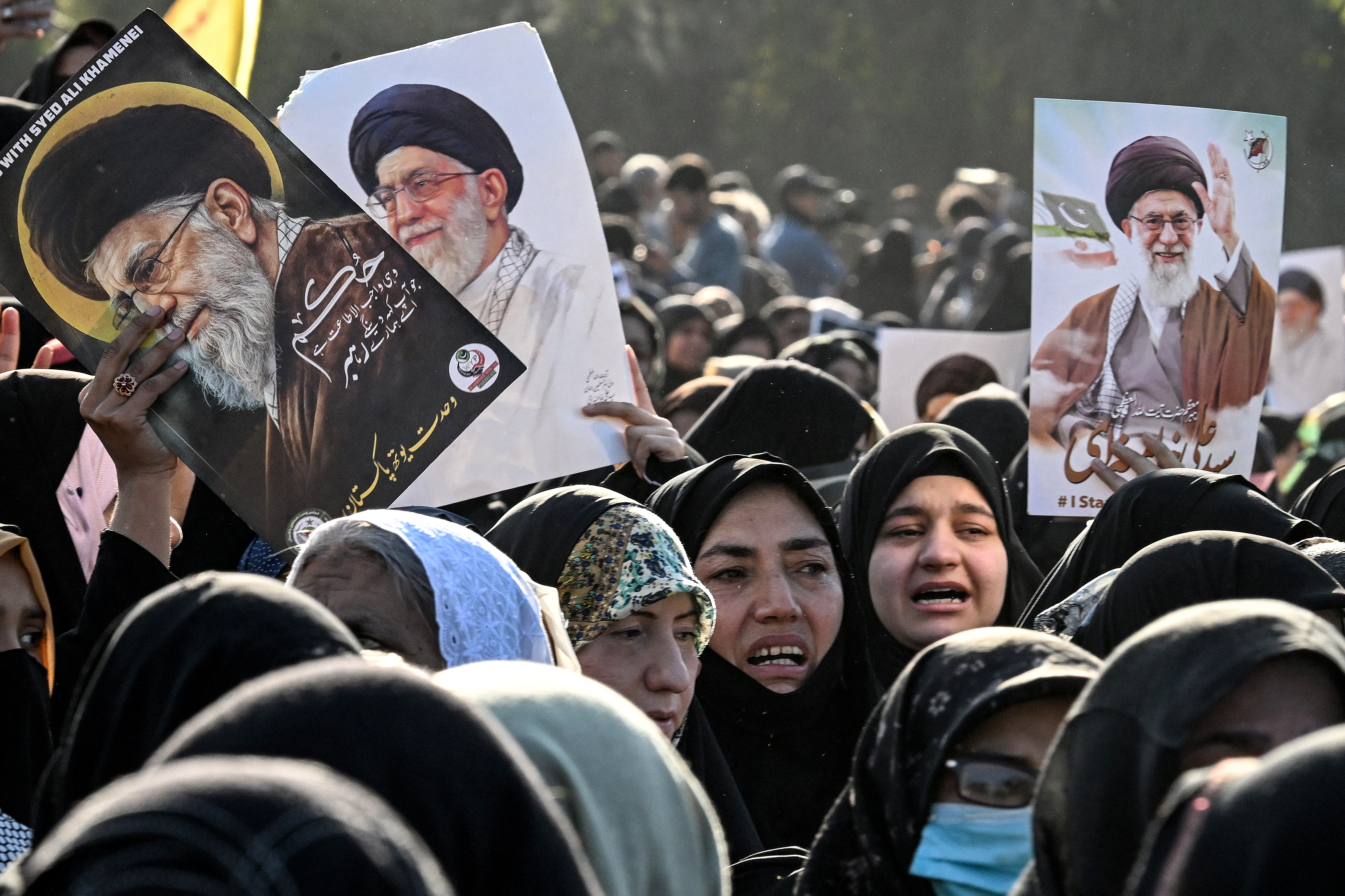 Musulmanes chiíes sostienen retratos del difunto líder supremo de Irán, el ayatolá Alí Jamenei, mientras intentan asaltar la embajada de Estados Unidos en Islamabad, el 1 de marzo de 2026, tras la muerte del líder supremo iraní.