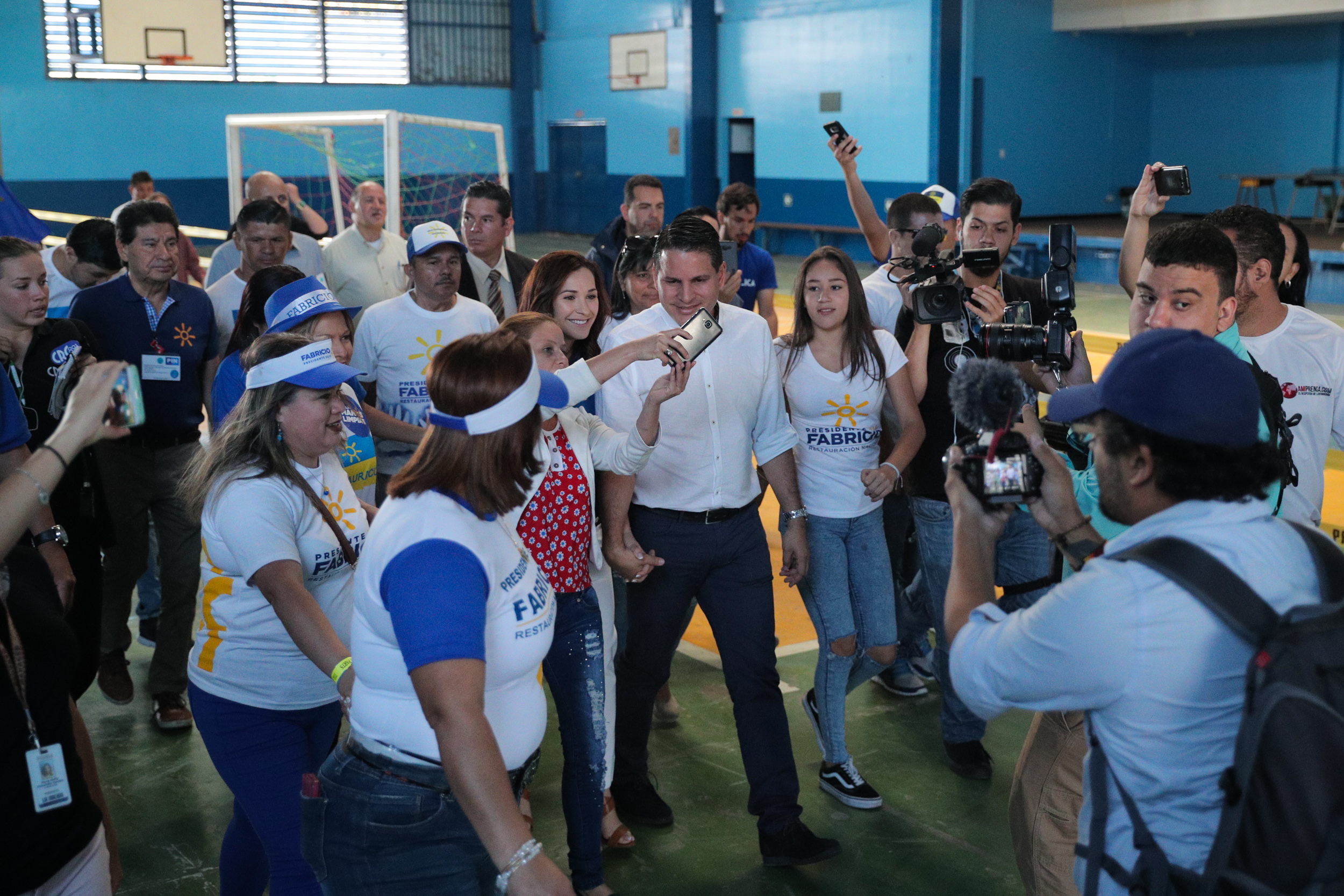 1/4/2018. San Jose. Seguimiento al candidato Fabricio Alvarado, del partido Restauracion Nacional durante la segunda ronda de elecciones presidenciales. Votacion de Laura Moscoa en el Liceo de Calle Fallas. Foto Jeffrey Zamora