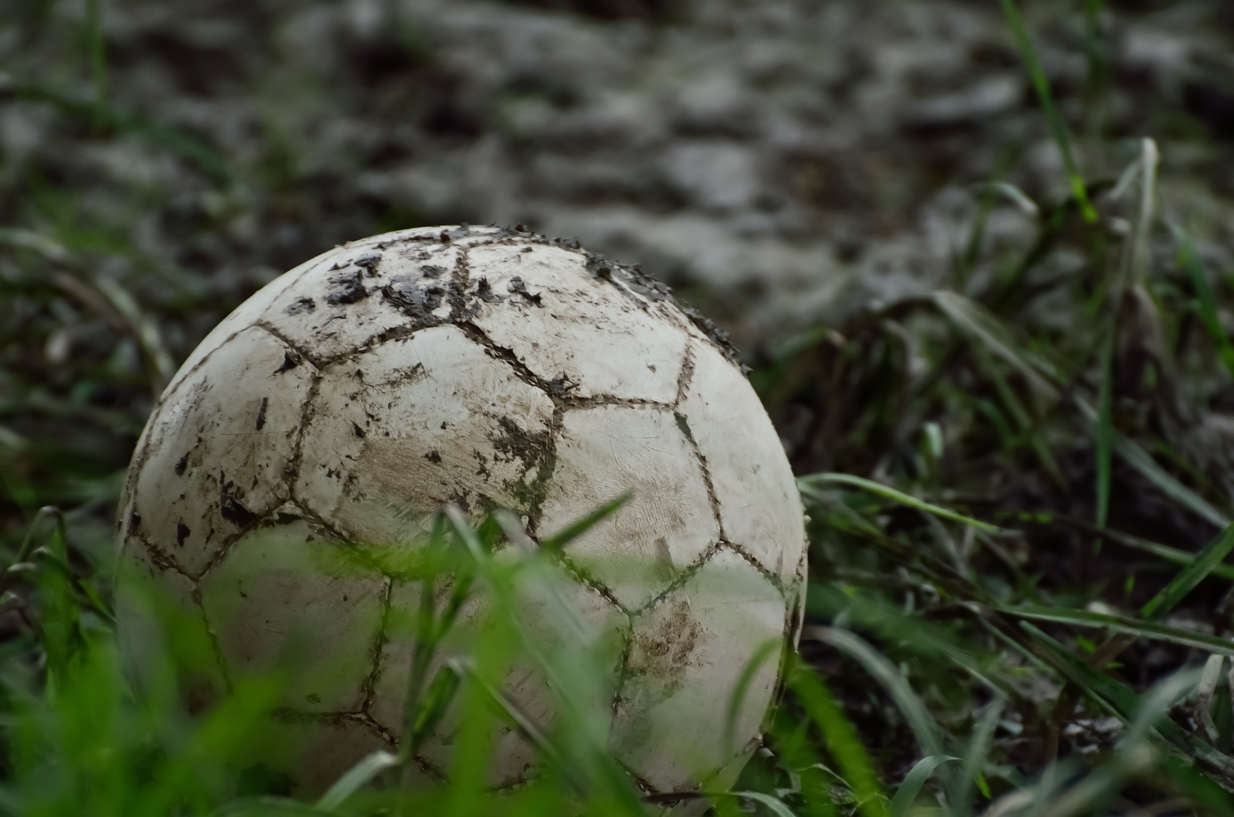 Soccer ball. Soccer ball in clay in rainy season.credito: Shutterstok