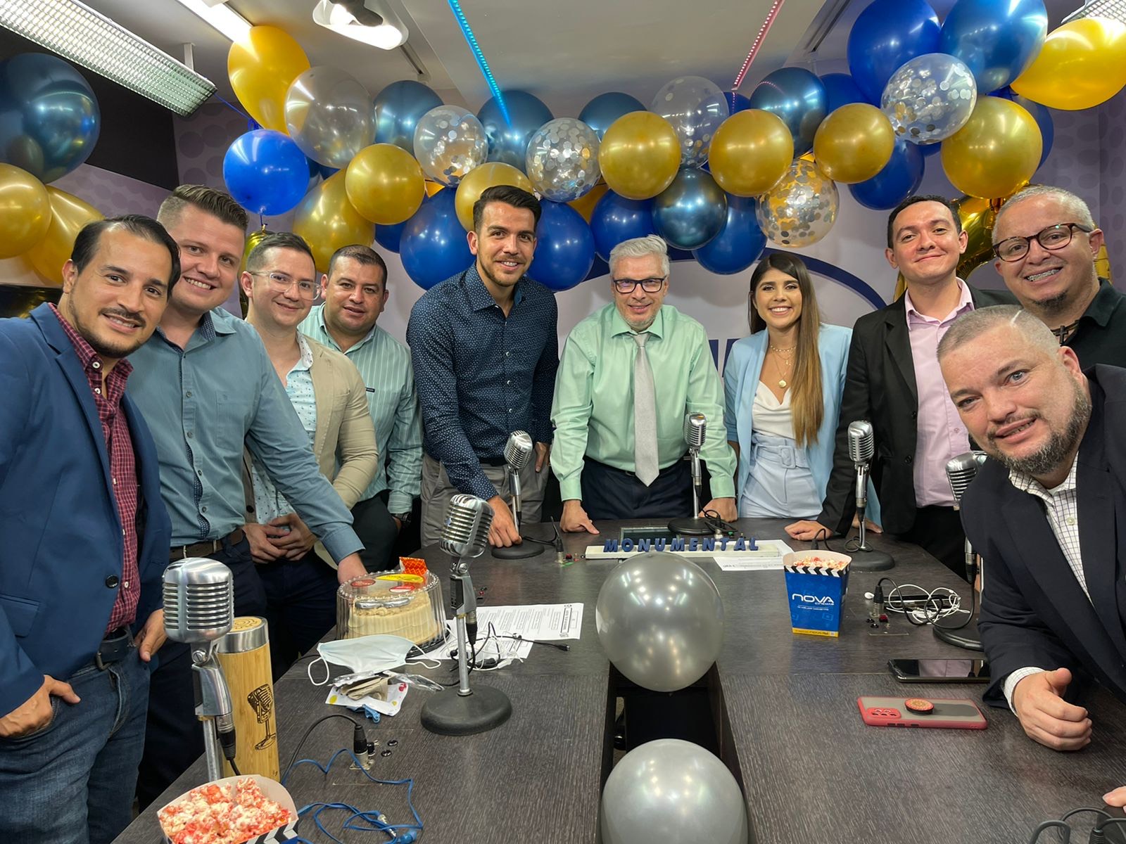 Así celebró Norval Calvo con su equipo de 'Pelando el ojo' el vigésimo aniversario del programa. Foto: Norval Calvo para LN