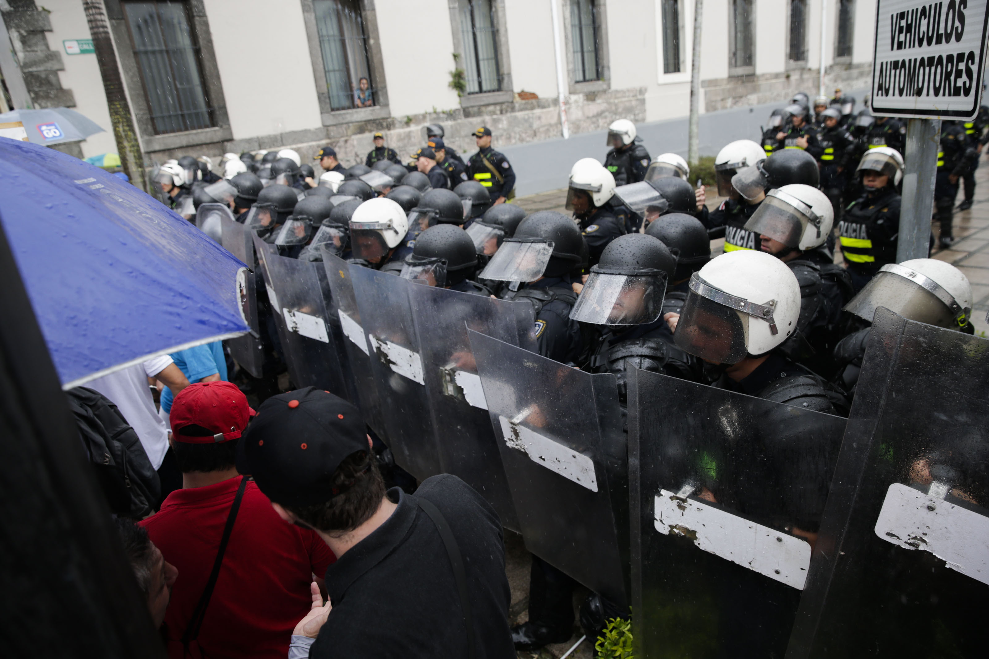 12/09/2018 Manifestación frente Asamblea Legislativa, huelga indefinida contra la reforma fiscal, se presentaron algunos enfrentamientos contra los policias apostados en el sitio. fotografías de Alejandro Gamboa