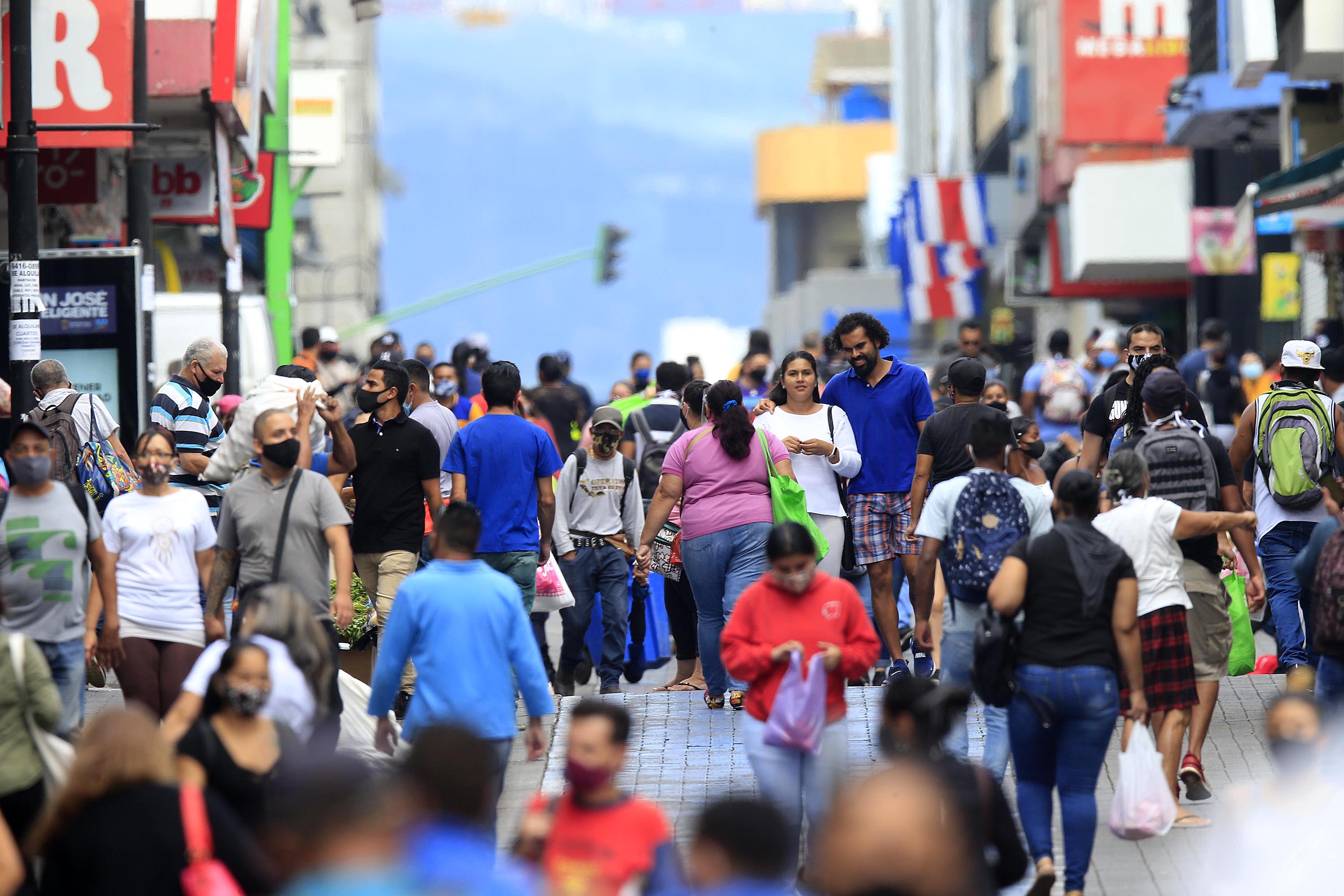 25/09/2020 San José. Mucha gente caminando por avenida 4, la mayoría con mascarilla, pero siempre aparecen algunos que no la usan, en momentos en que se registran más de 70 mil casos de coronavirus y 795 personas fallecidas, confirmados por el Ministerio de Salud. Foto: Rafael Pacheco