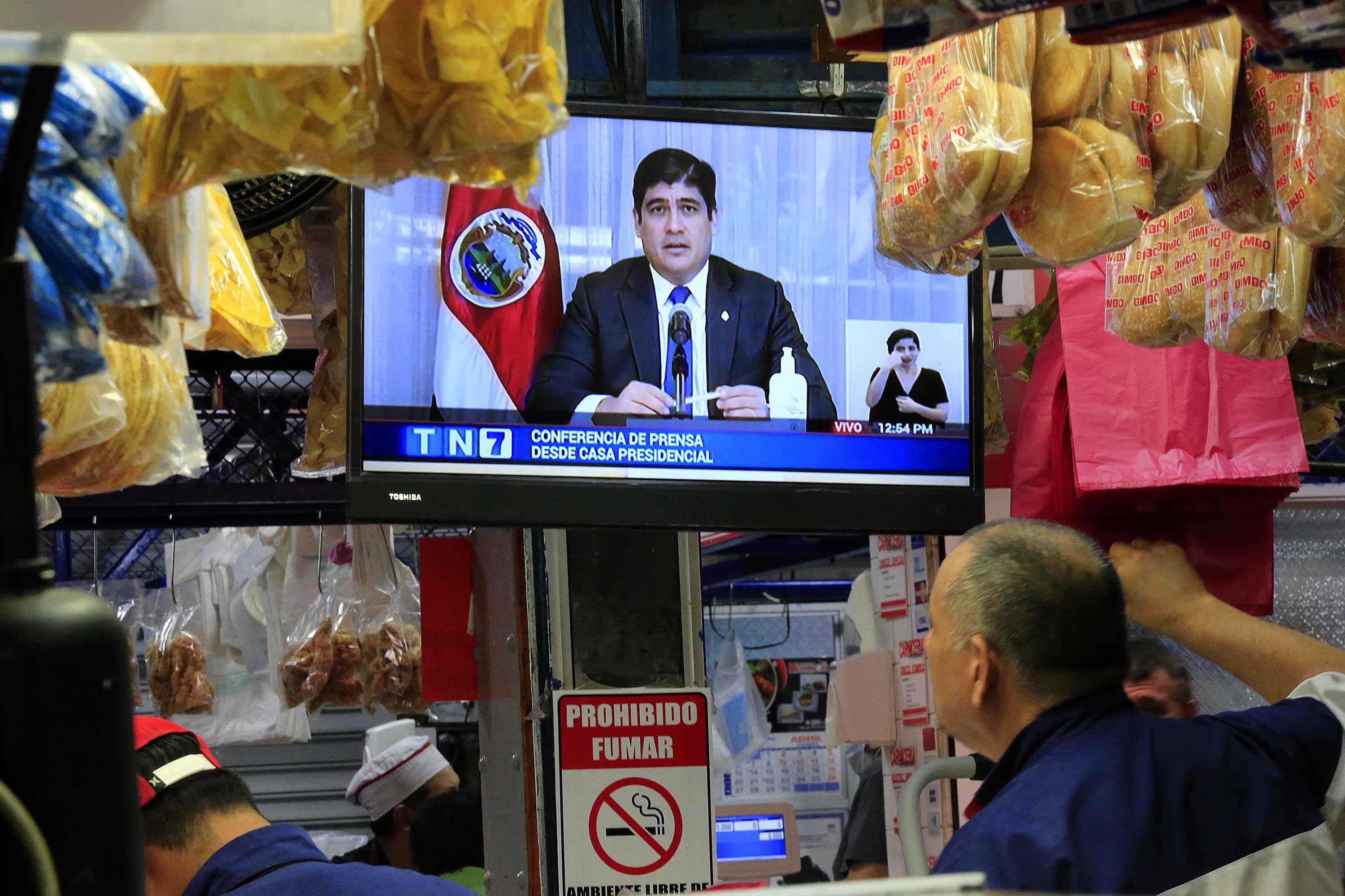 27/04/2020 Cartago. Este era el ambiente antes, durante y después, de la conferencia de prensa en la que el presidente de la República, Carlos Alvarado, y el ministro de Salud, Daniel Salas, anunciarón las nuevas medidas que se implementarán de forma gradua, en medio de la pandemia por covid-19. Desde el Mercado municipal de la Vieja Metrópoli siguieron con atención las nuevas directrices del Gobierno y Salud. Foto: Rafael Pacheco