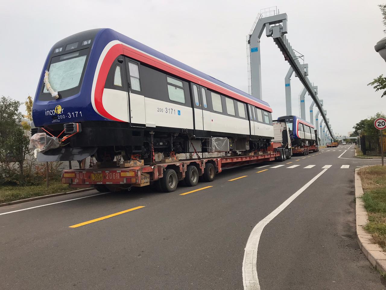 Empresa china transporta los ocho DMU (Unidad Diésel Múltiple) rumbo al puerto para que sean cargados en un barco. Cada tren está compuesto por dos DMU. Fotografía: Incofer.