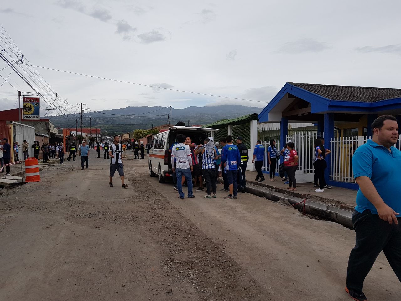 El aficionado agredido fue trasladado por la Cruz Roja al Hospital Max Peralta de Cartago.