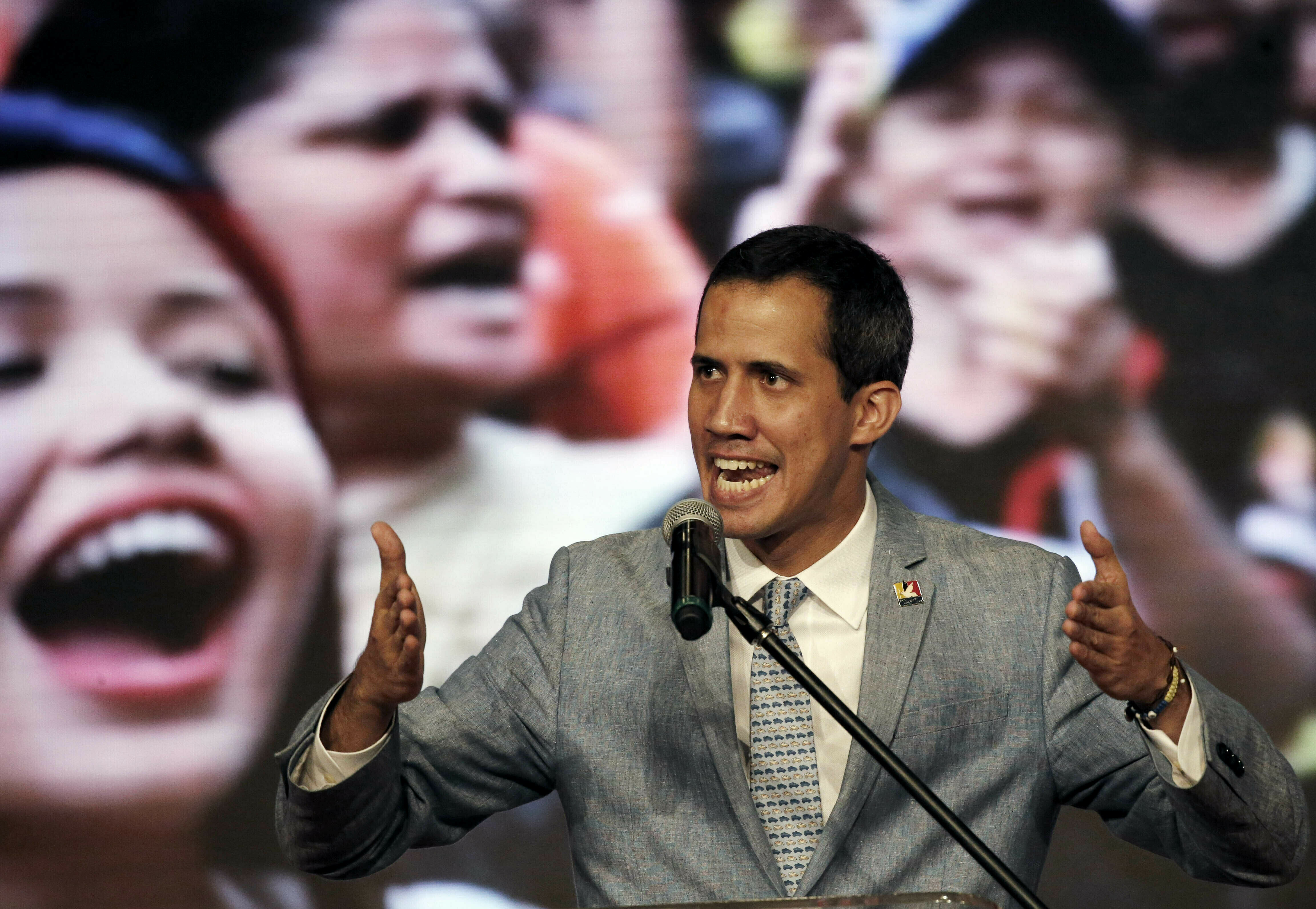 Juan Guaidó participó en una reunión con estudiantes universitarios en la Universidad Central de Venezuela, en Caracas, el 8 de febrero del 2019. Foto: AP