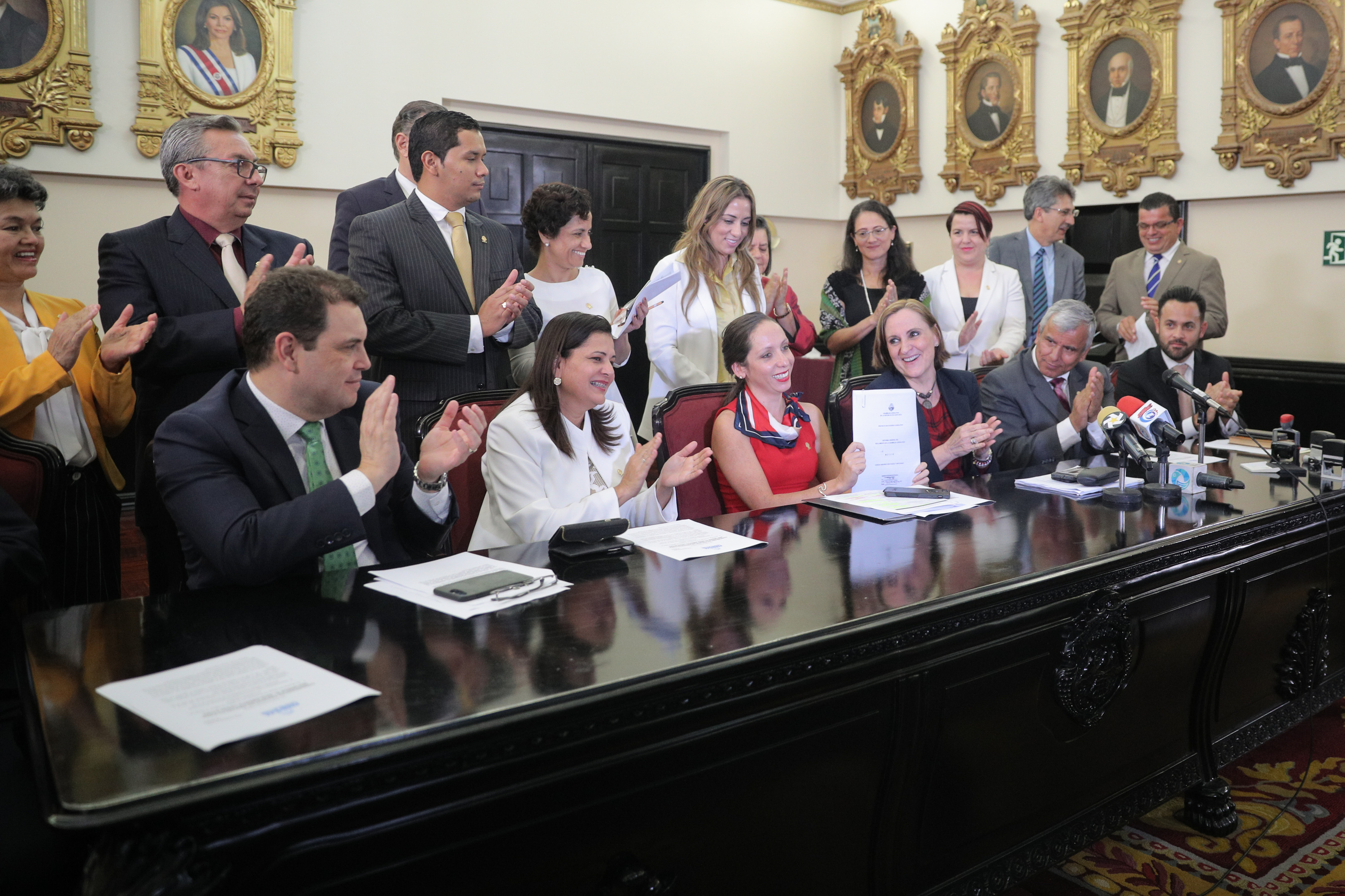 15/11/2018. San Jose, Asamblea Legislativa. Sesion del Plenario Legislativo. En la foto grupo de diputados presentan proyecto de acuerdo legislativo. Foto Jeffrey Zamora