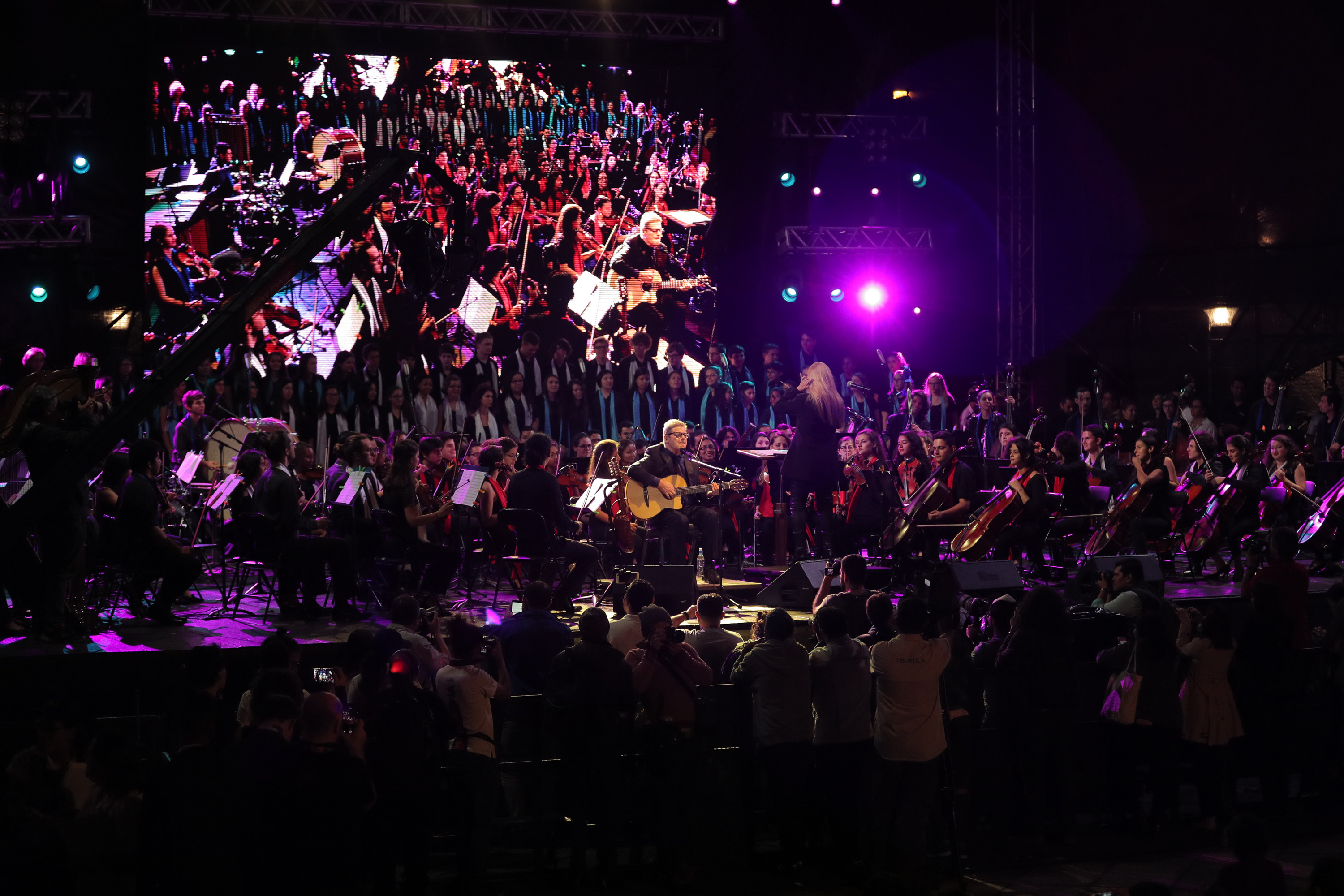 29/6/2017. San Jose. Evento de inauguracion del Festival Internacional de las Artes, FIA 2017. Concierto de Gustavo Santaolalla junto a la
Orquesta Sinfonica Juvenil de Costa Rica. foto jeffrey zamora