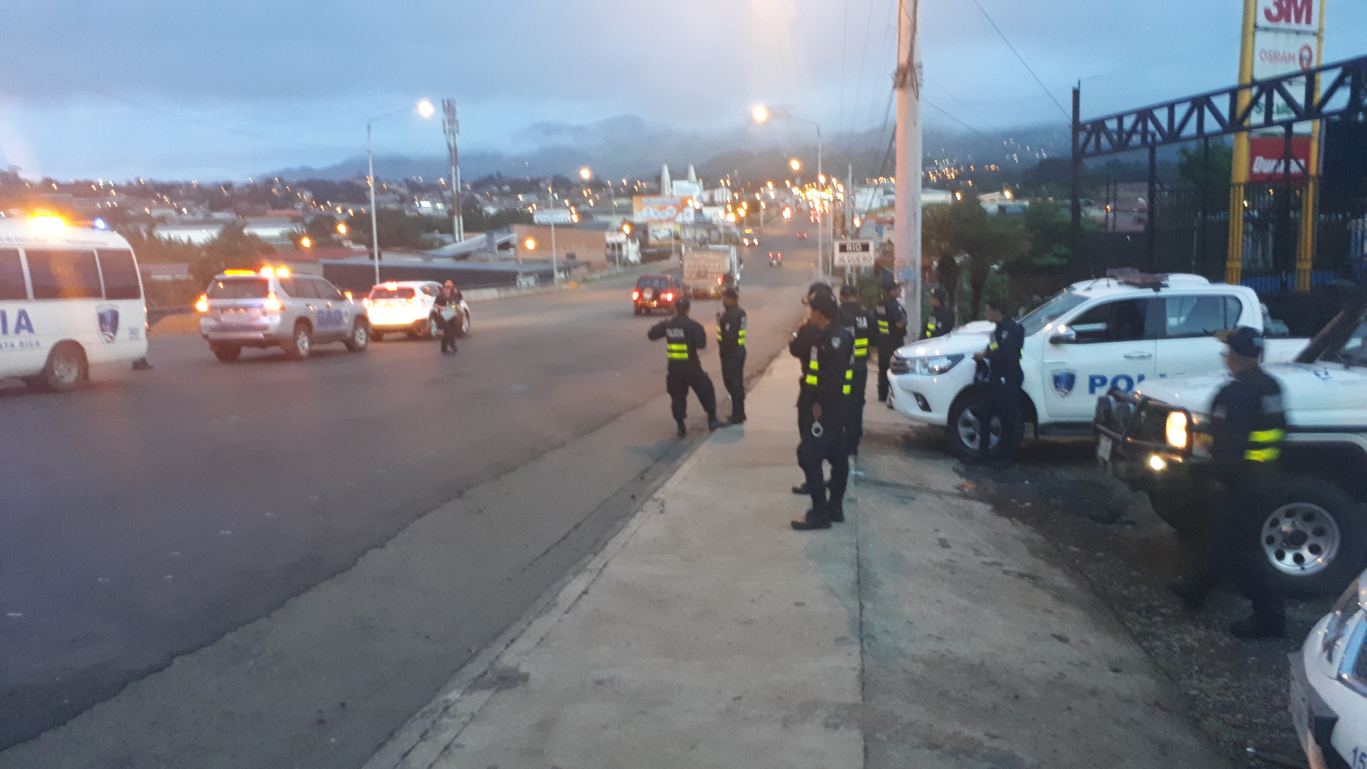 Las autoridades levantaron el bloqueo que huelguistas mantenían en el puente sobre rió Jilguero. Foto: Mario Cordero, corresponsal LN