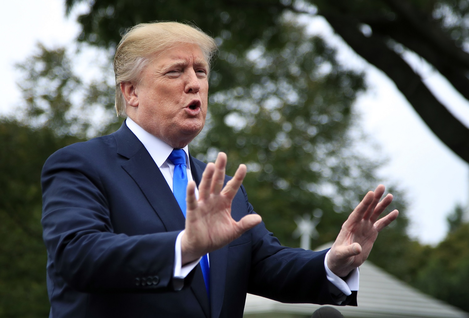 El presidente Donald Trump conversó con los periodistas en el ala sur de la casa Blanca, este viernes 13 de octubre del 2017.
