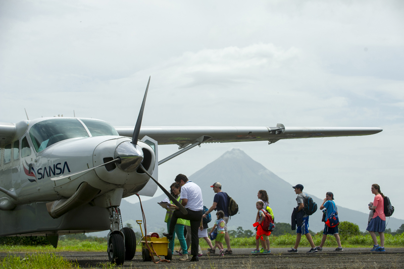 La aerolínea Sansa asumió parte de los pasajeros que estaban previstos para viajar con Nature Air, según el sector turístico. Pero Sansa dijo que es difícil definir cuánto del incremento de la demanda es por la temporada alta y cuánto por otras situaciones. Foto: LUIS NAVARRO