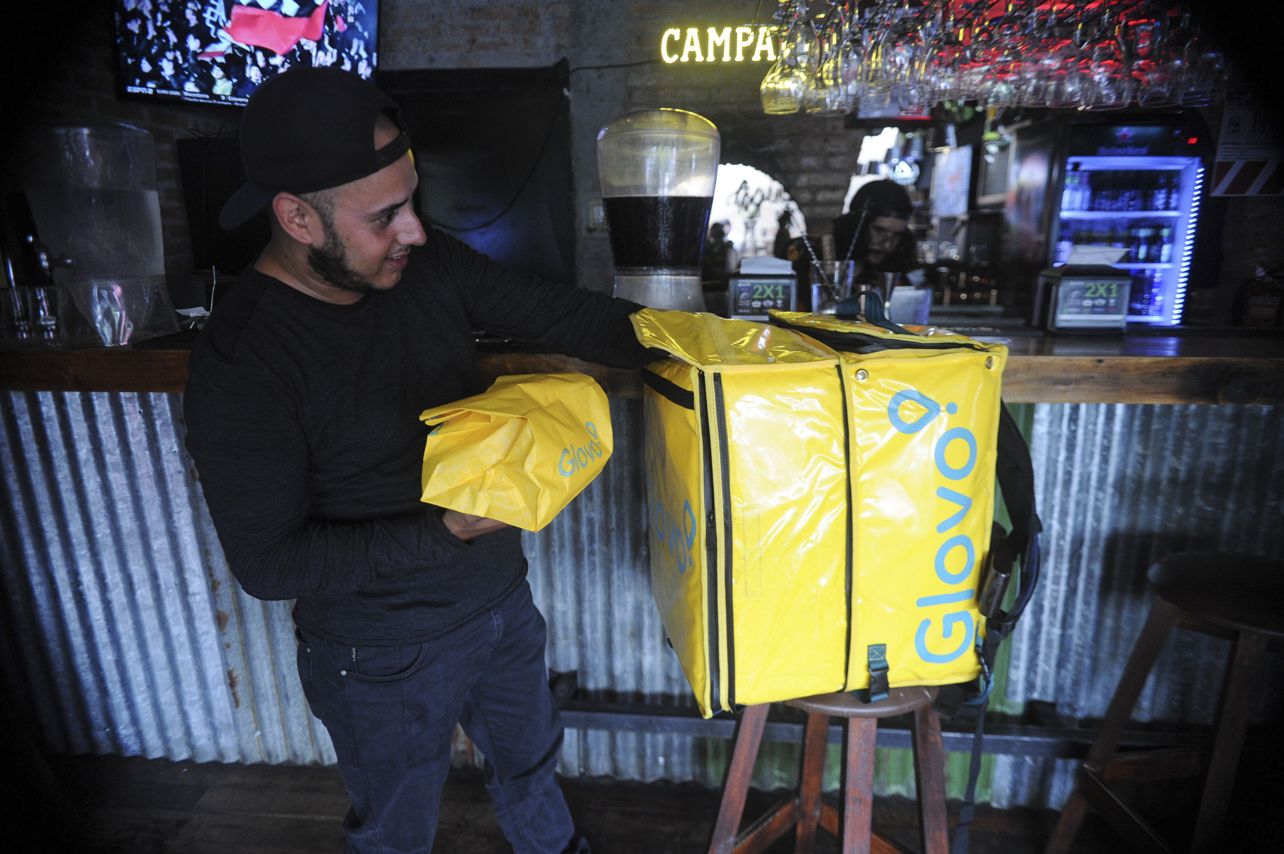 Bar& Restaurante Agüizotes, quienes nos mestran cómo reciben los pedidos de Uber Eats y Glovo en el restaurante para enviarlos a los clientes.