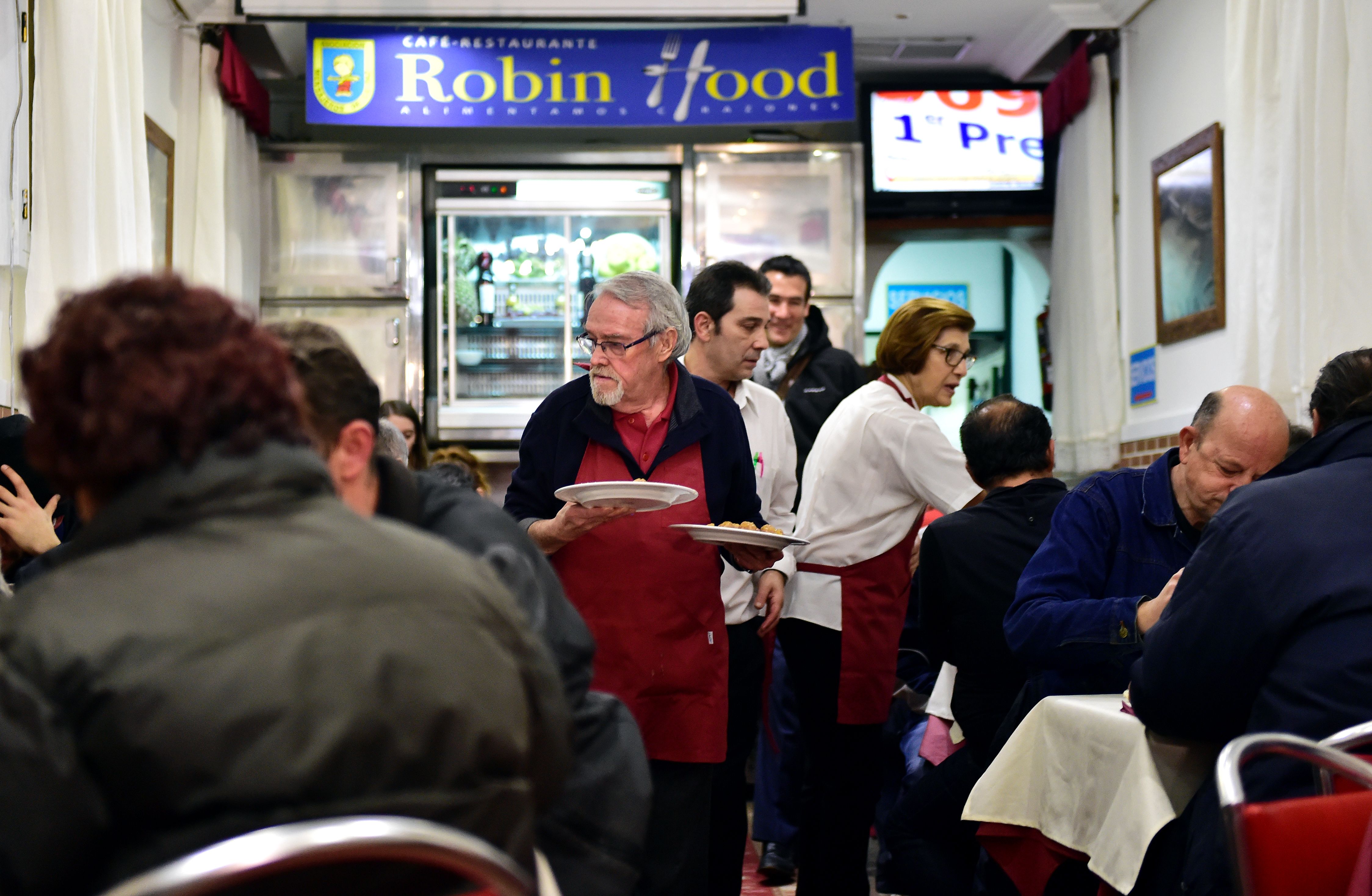 Decenas de personas sin hogar acuden al restaurante a cenar todas las noches.