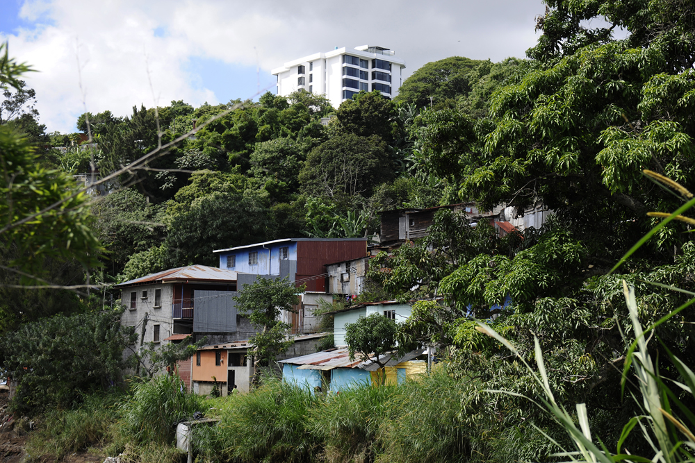 Costa Rica logró bajar su pobreza de 22,3% de los hogares en el año 2014 a 20,5% en el 2016, según el Instituto Nacional de Estadística y Censos; sin embargo la desigualdad por hogar en ese mismo periodo aumentó de 0,512 a 0,515, según el coeficiente de Gini. | RAFAEL MURILLO