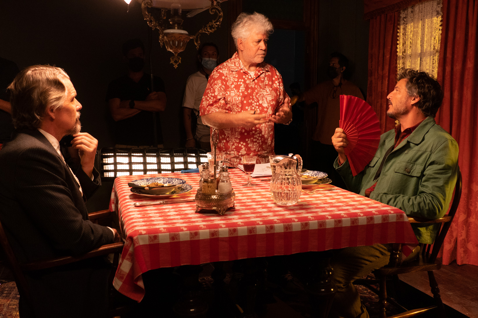 11/09/20223 'Extraña forma de vida', protagonizada por Ethan Hawke y Pedro Pascal y dirigida por Pedro Almodóvar. Foto: Pacífica Grey