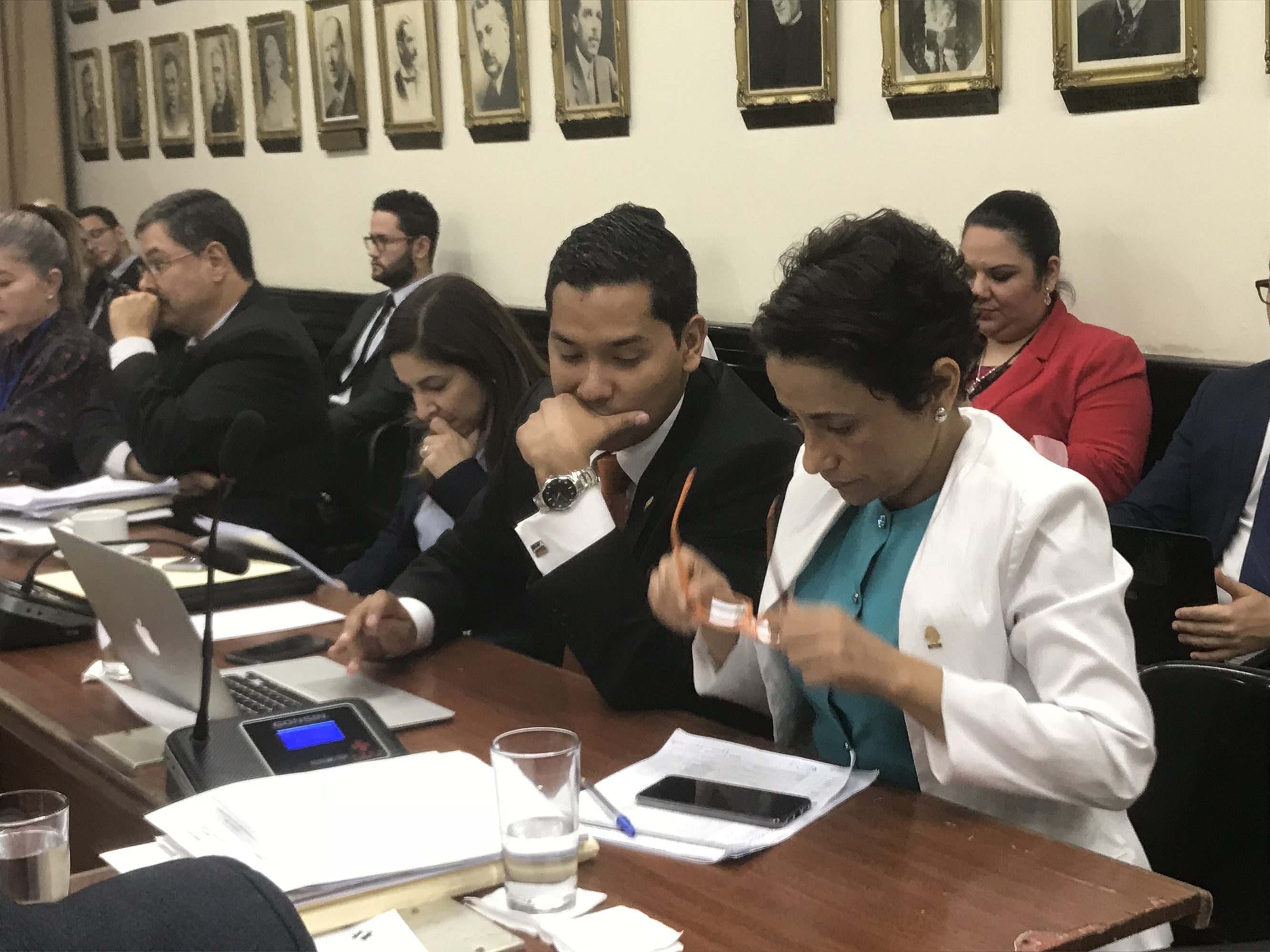 22/08/2018. Comisión Especial de Reforma Fiscal se reúne en el Salón de Beneméritos de la Asamblea Legislativa, en la foto los diputados del PLN Gustavo Viales y Yorleny León. Foto Aarón Sequeira