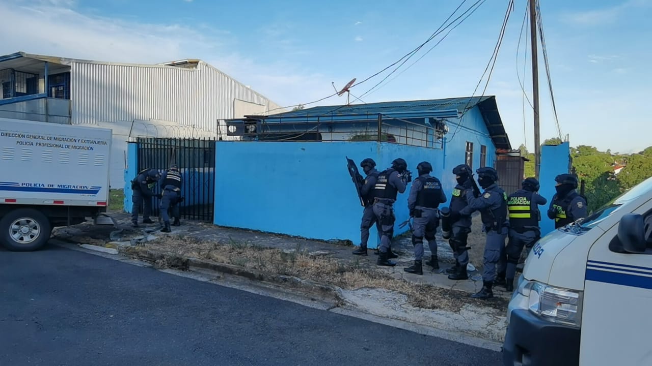 La Policía Profesional de Migración realizó dos allanamientos en Alajuela para detener a las líderes de un grupo dedicado a la falsificación de documentos. Foto: Migración para LN