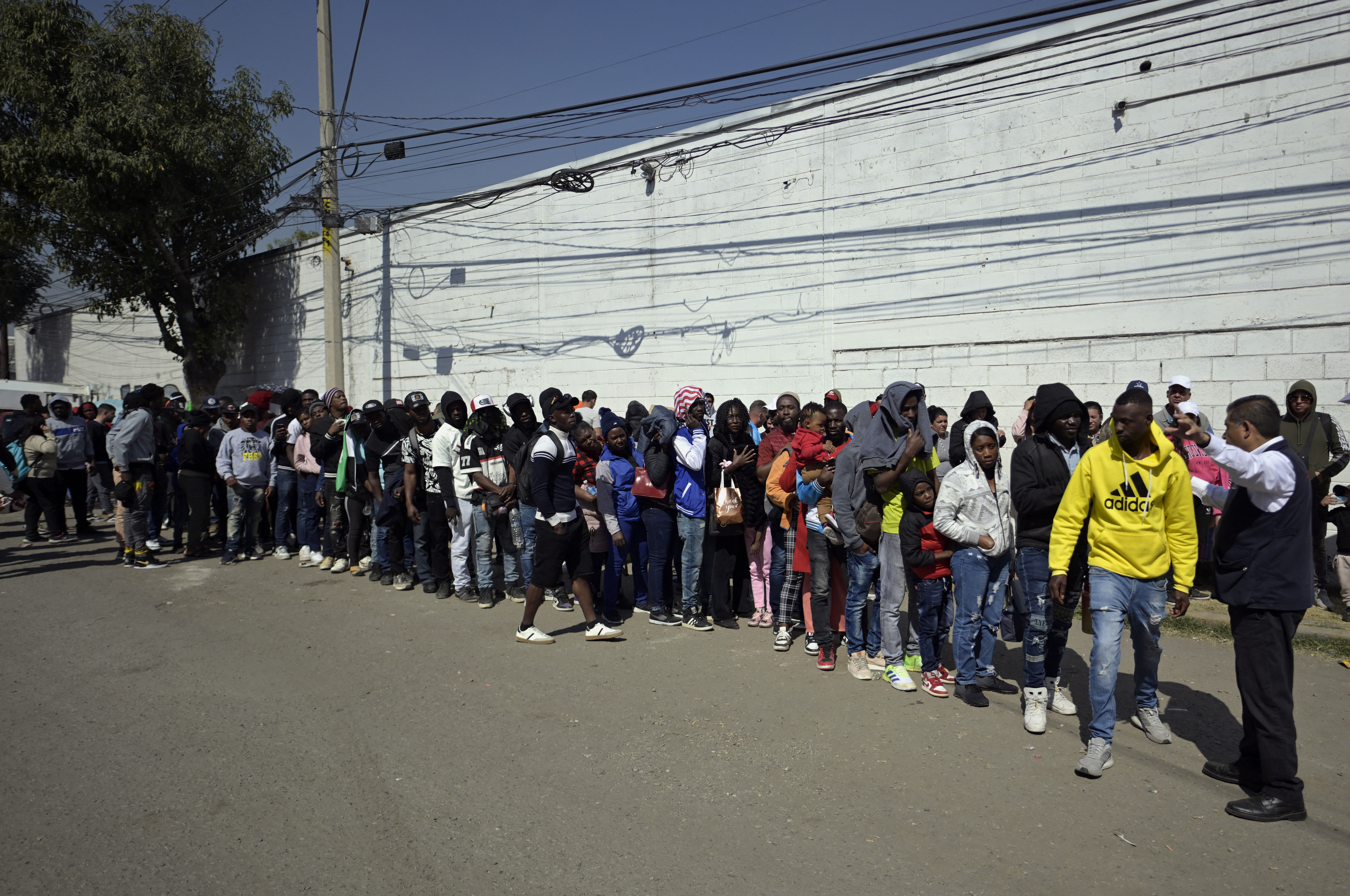 Decenas de migrantes esperan completar sus trámites en las instalaciones de la Comisión de Ayuda a Refugiados (COMAR), en Naucalpan, Estado de México. Este país ofreció alternativas laborales y protección a migrantes deportados.