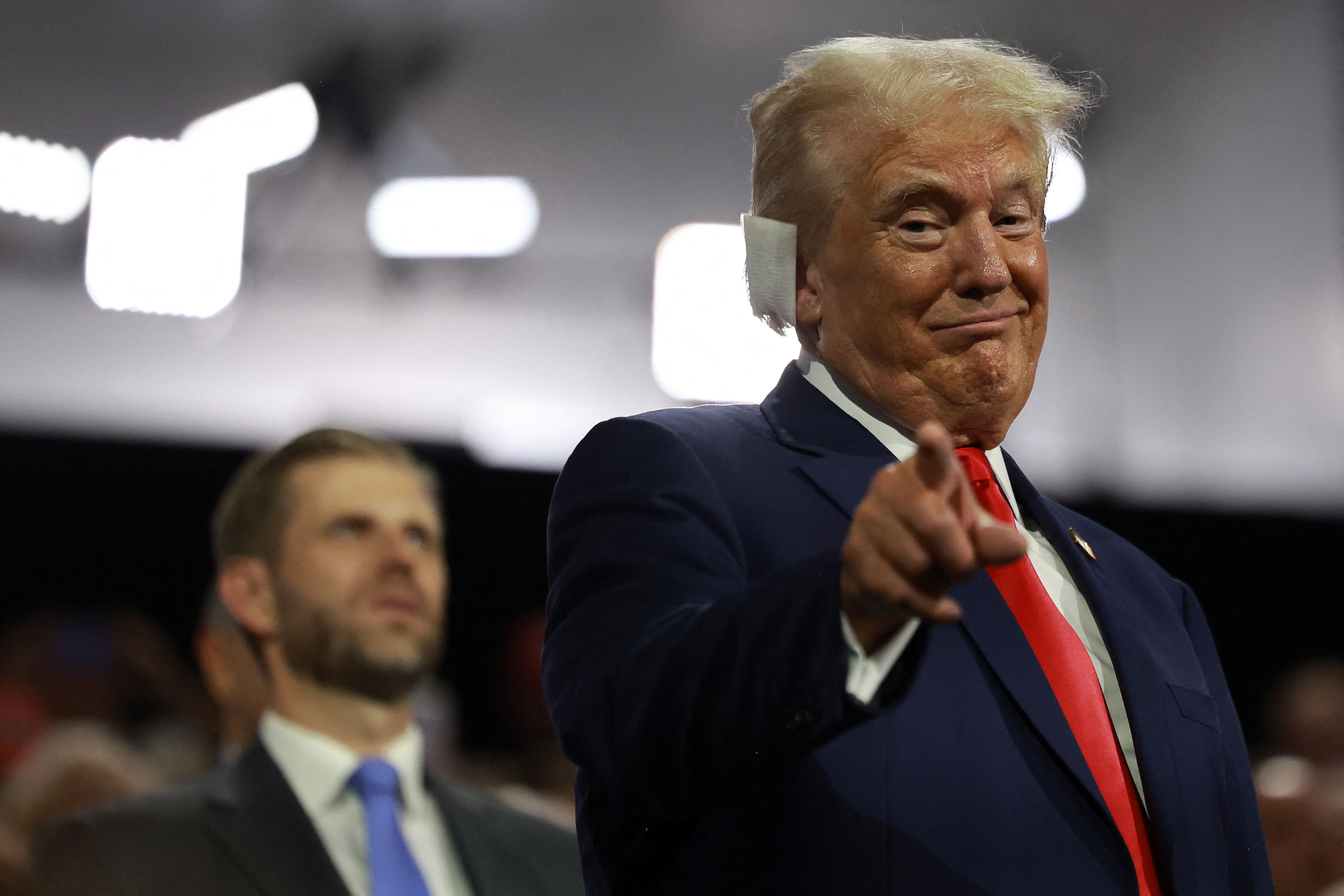 El candidato Donald Trump terminó con la oreja derecha vendada, después del atentado del pasado 13 de julio Foto: AFP