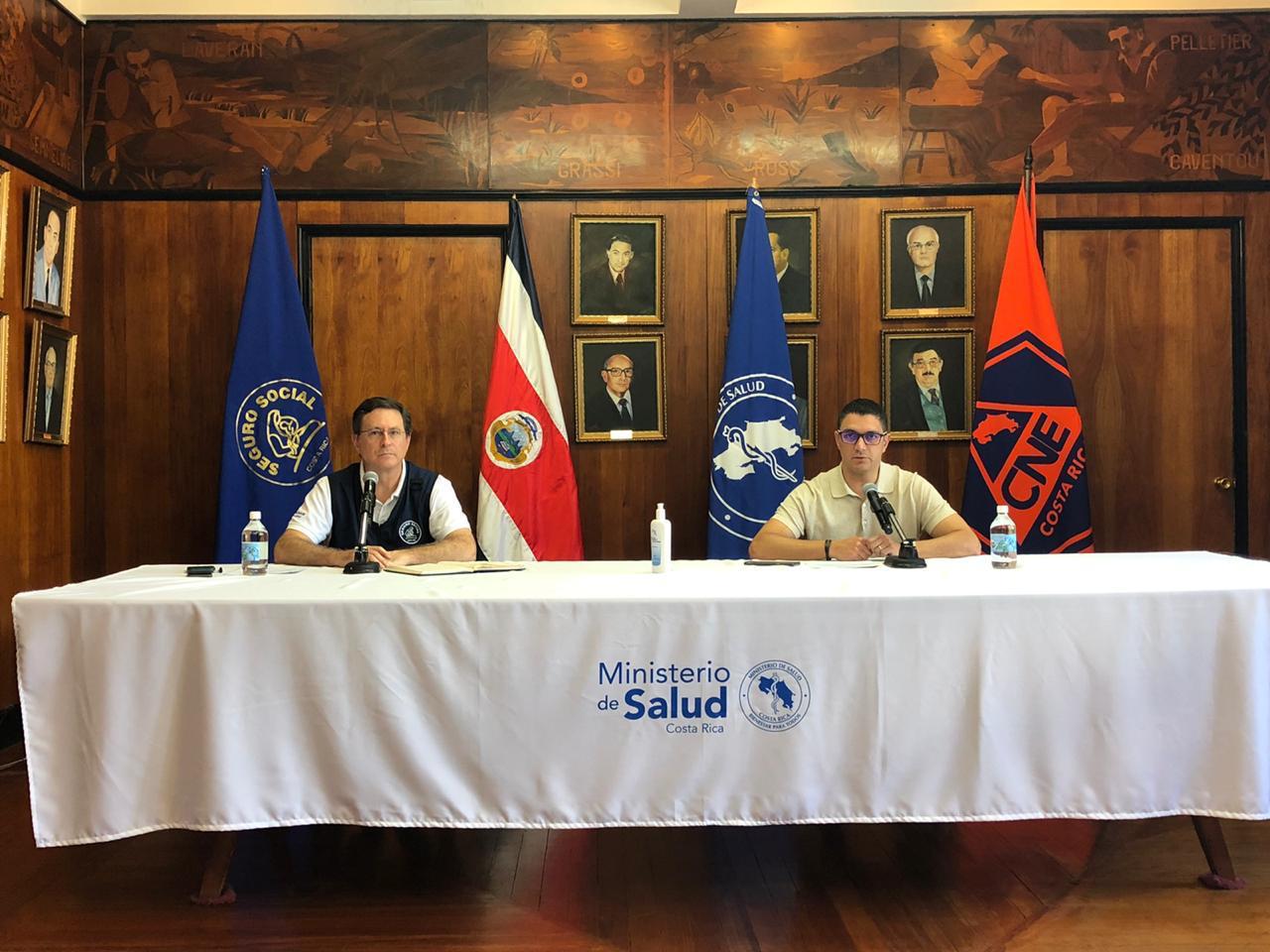 En la conferencia de prensa de este sábado 18 de abril participaron Román Macaya, presidente ejecutivo de la CCSS y Daniel Salas, ministro de Salud.
Fotografía: Ministerio de Salud