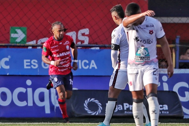 Jonathan McDonald convirtió un doblete el domingo ante Alajuelense y llegó a 163 goles en la Primera División.