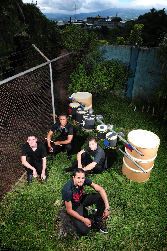 Los alumnos Aaron Watts, Erick Espinoza, Carlos Castillo y Marlon Fadel forman parte de Recycle Band. John Durán
