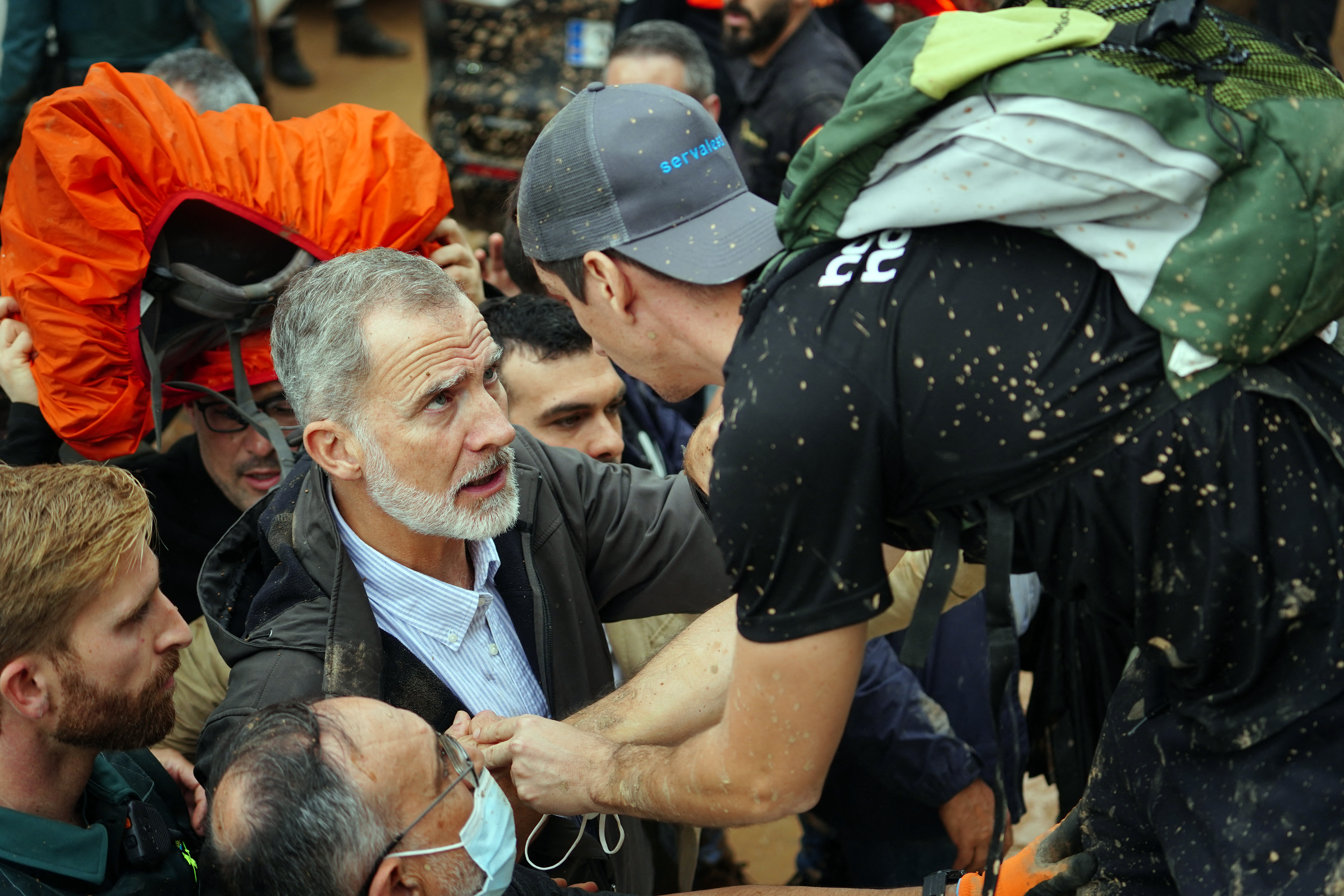 Una delegación encabezada por el rey y el presidente del gobierno de España fue abucheada hoy cuando visitaba la región de Valencia afectada por las inundaciones mortales, con algunos gritando 'asesinos' y otros arrojando barro. En la fotografía, el rey Felipe VI conversa con uno de los ciudadanos.