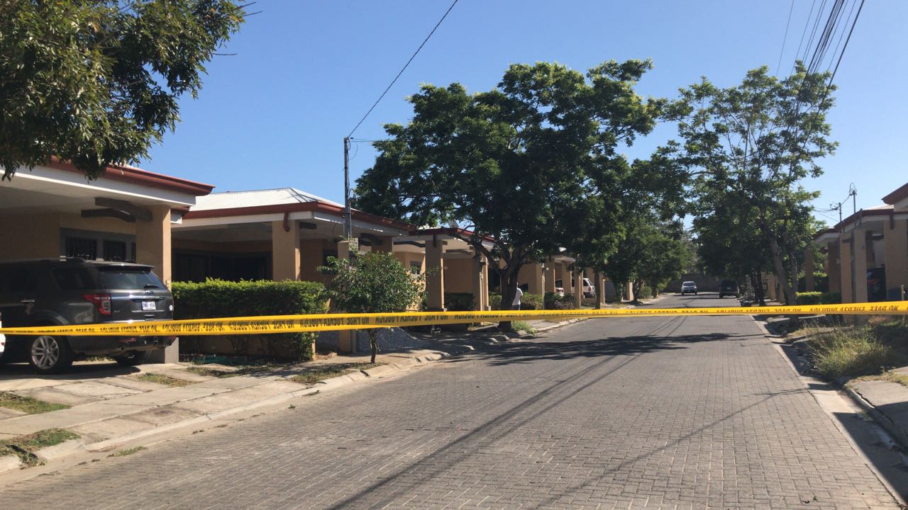 Mariana Leiva Fernández de 36 años fue hallada sin vida en el cuarto de una casa que estaba siendo quemado por un incendio en barrio Capulín, en el residencial El Río. Foto: Rebeca Álvarez