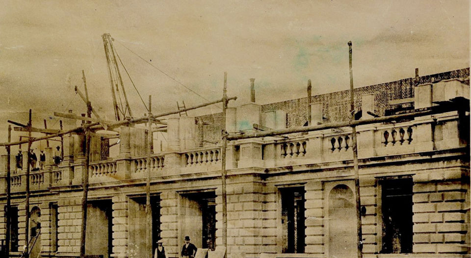 Esta es una de las poquísimas fotografías que sobreviven de la construcción de la obra gris del teatro; esta parte del proceso de levantamiento se extendió entre 1891 hasta 1895. (ARCHIVO TEATRO NACIONAL)