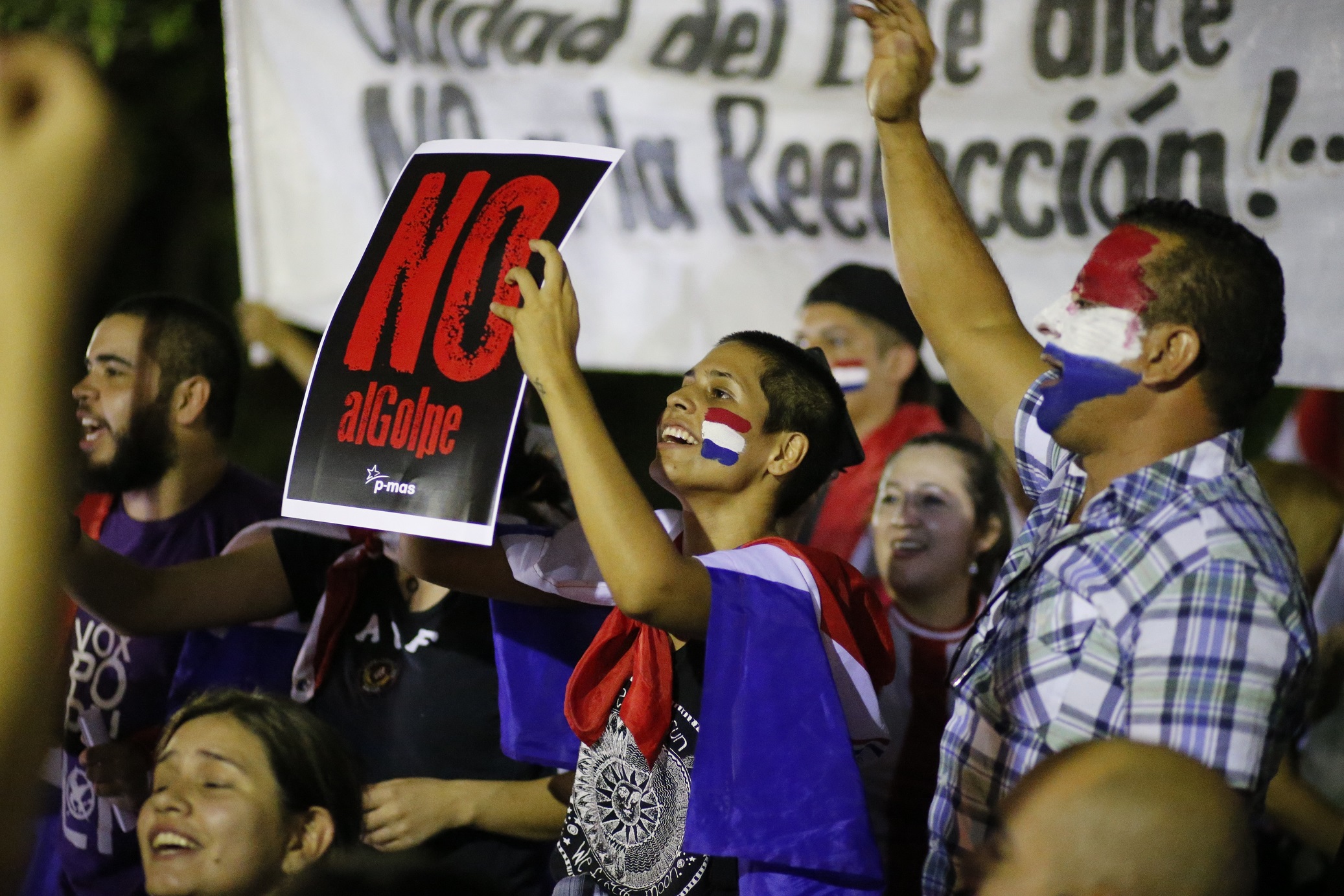 Manifestantes expresaron el jueves en Asunción su rechazo al proyecto de reforma constitucional para permitir la reelección en Paraguay.