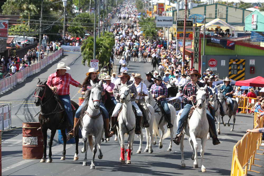 1.800 caballistas recorrieron las calles de Palmares en el tope del 2017; hace uno año, fueron 900 más. John Durán.