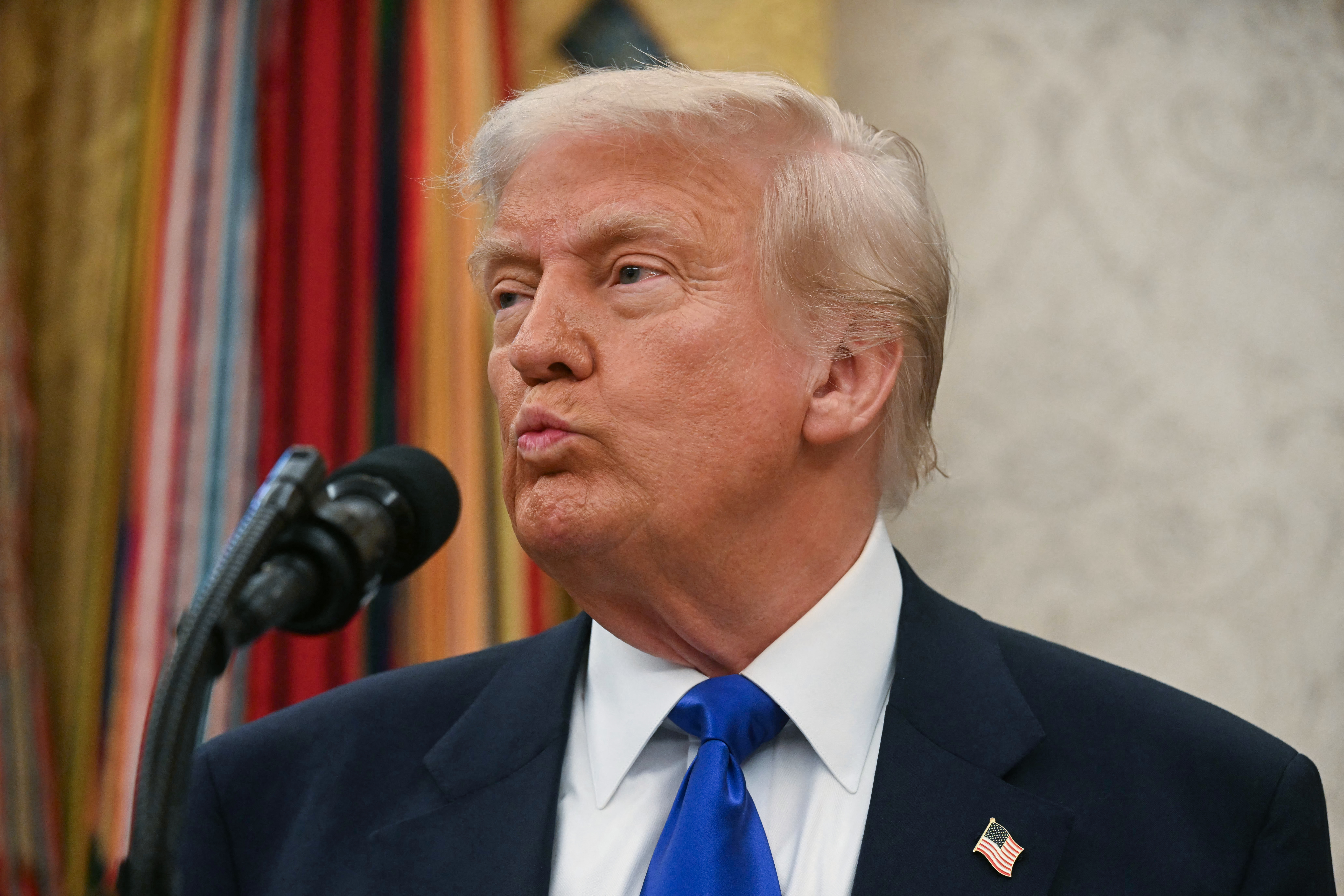 El presidente de Estados Unidos, Donald Trump, habla durante un anuncio en el que se informa que Washington, D.C., será la sede del Draft de la NFL de 2027, durante un evento en la Oficina Oval de la Casa Blanca en Washington, D.C., el 5 de mayo de 2025. (Foto de Jim Watson / AFP)