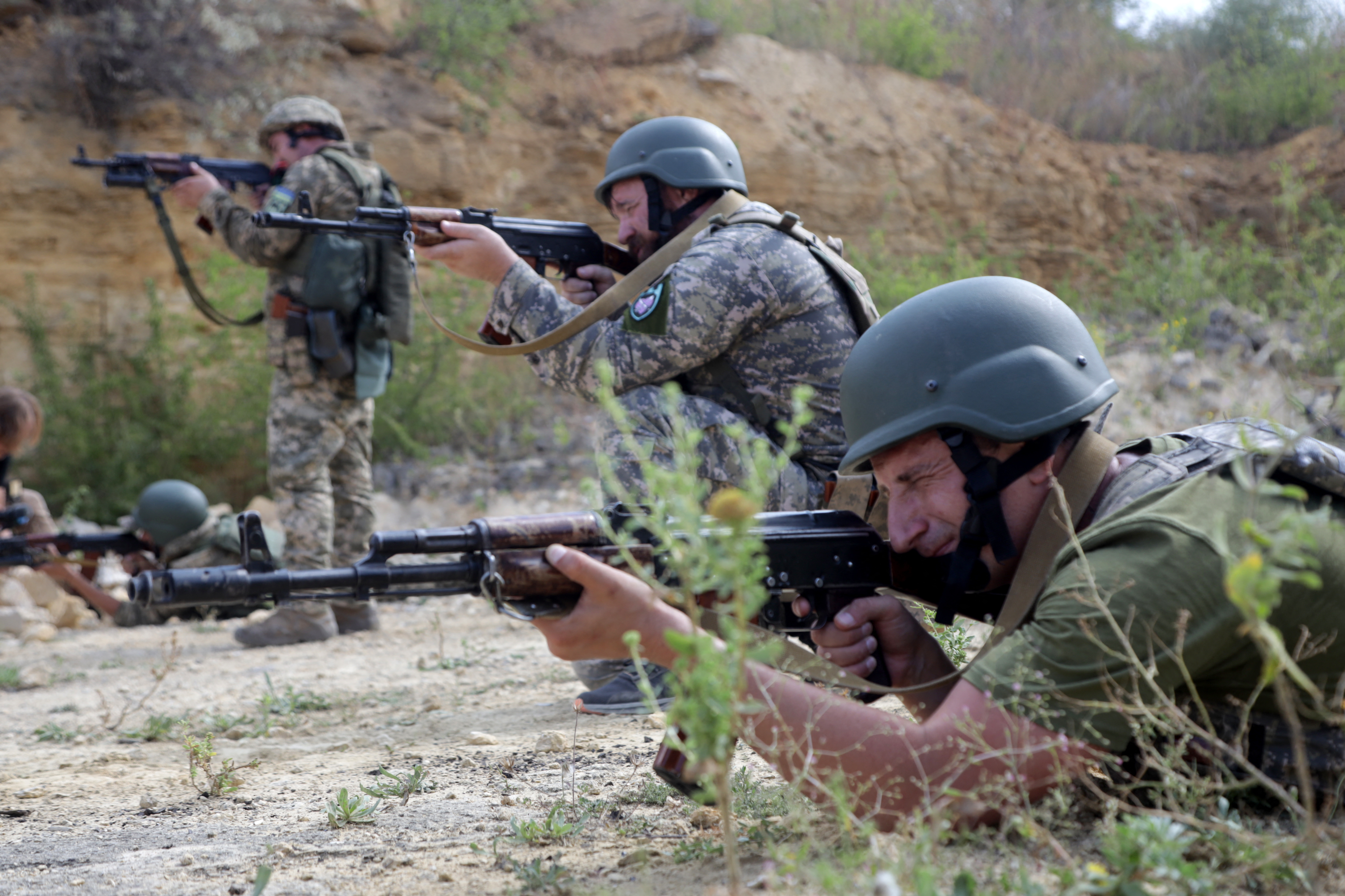 Ukrainian fighters of the 126th Separate Territorial Defense Brigade take part in a military drill on the southern coast of Ukraine on August 17, 2022. (Photo by Oleksandr GIMANOV / AFP)