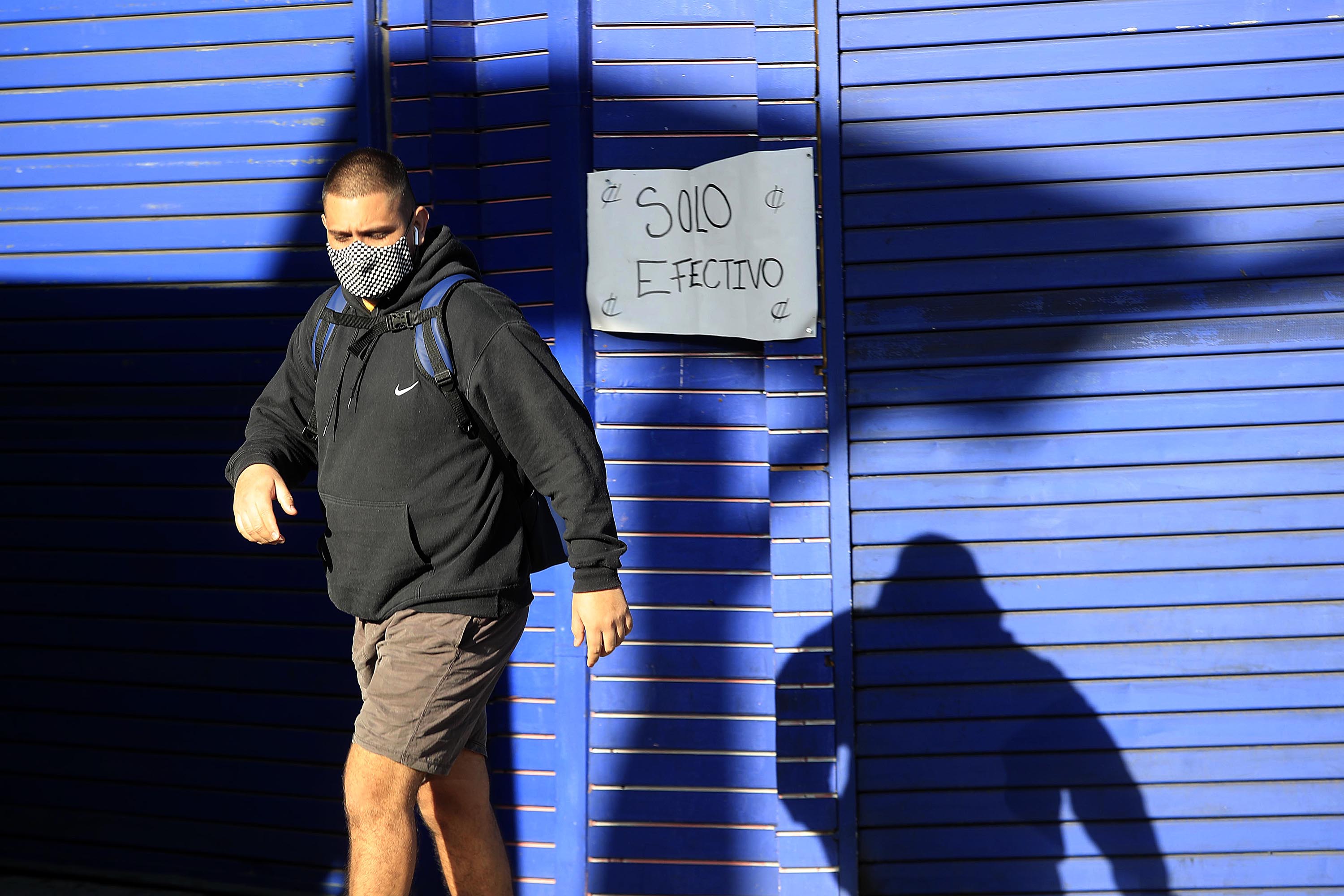 10/05/2022 San José. La mayoría de las personas continúa usando la mascarilla, aunque algunos no la usan adecuadamente y otros no la usan del todo, especialmente los vendedores en la calle, incluso hay quienes la llevan en la mano. Esto se da luego de que el presidente de la República, Rodrigo Chaves, firmara decreto que elimina la obligatoriedad de su uso, a pesar de que aún no se publica en La Gaceta.
