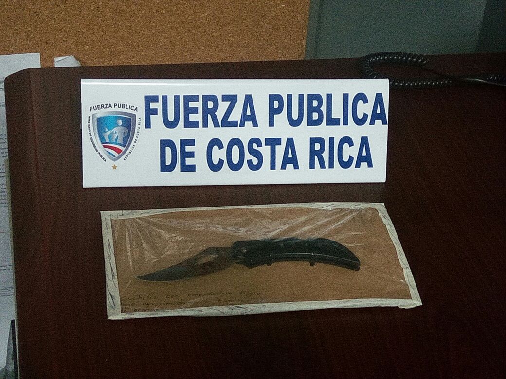 La Policía decomisó esta manopla y puñal, con lo que sin motivos aparentes un extranjero apuñaleó a varios transeúntes en el centro de Alajuela, MSP
