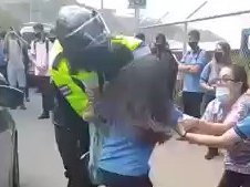 Los hechos se dieron en las afueras del centro educativo, en presencia de decenas de alumnos, algunos de los cuales gritaron improperios contra los oficiales. Foto: Captura de video