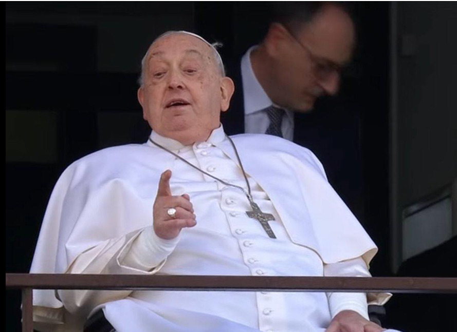 El papa Francisco saludó en el balcón del hospital luego de 37 días hospitalizado. Foto: ROME REPORTS en español