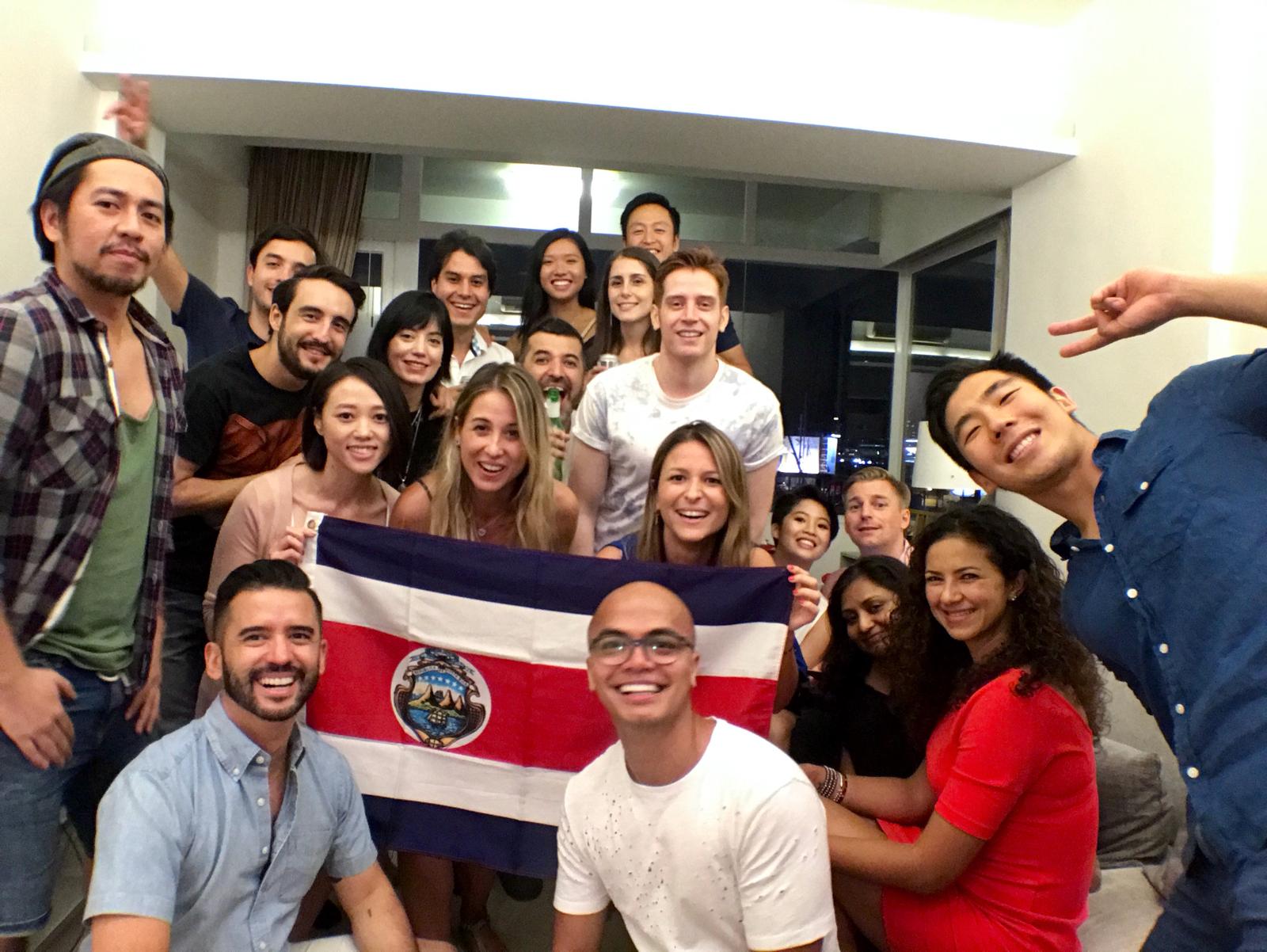 Estos son algunos de los costarricenses que viven en Hong Kong; ellos suelen reunirse. Foto Carlos Calvo.