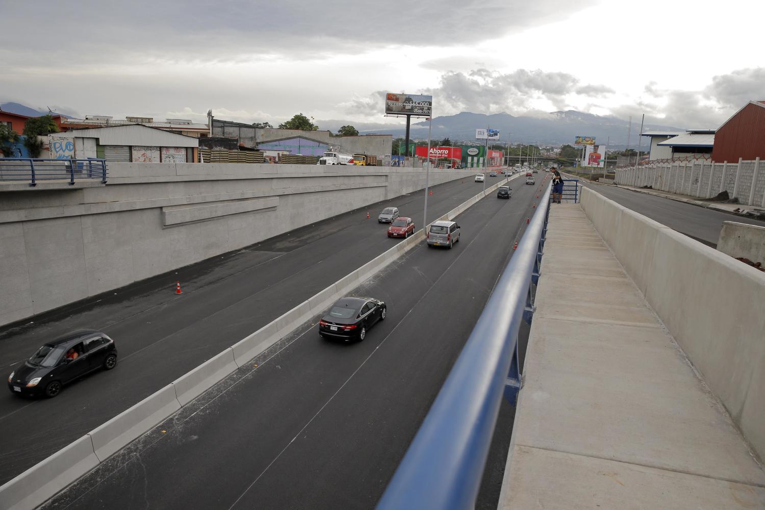 El Conassif aprobó, a finales de junio, una normativa que crea los fondos de inversión de desarrollo de proyectos. El objetivo es impulsar la infraestructura pública y privada por medio del mercado bursátil. Esta semana se concretó la apertura de cuatro de los seis carriles del nuevo viaducto en Paso Ancho, San José.