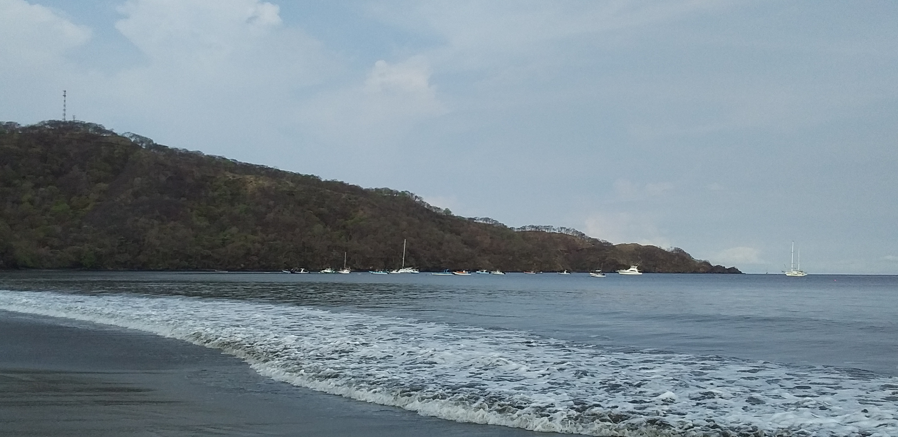 Playa Hermosa, Guanacaste sin turistas el 25 de mayo pasado. La OCDE prevé que el turismo se recupere gradualmente en 2021. Foto: Irene Rodríguez
