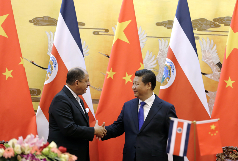 El presidente Luis Guillermo Solís se reunió con su homólogo chino Xi Jinping el pasado 6 de enero en Pekín. Tras la reunión, el Ministerio de Hacienda envió a China un documento con la intención del gobierno costarricense de vender bonos de deuda interna al país asiático. | ARCHIVO