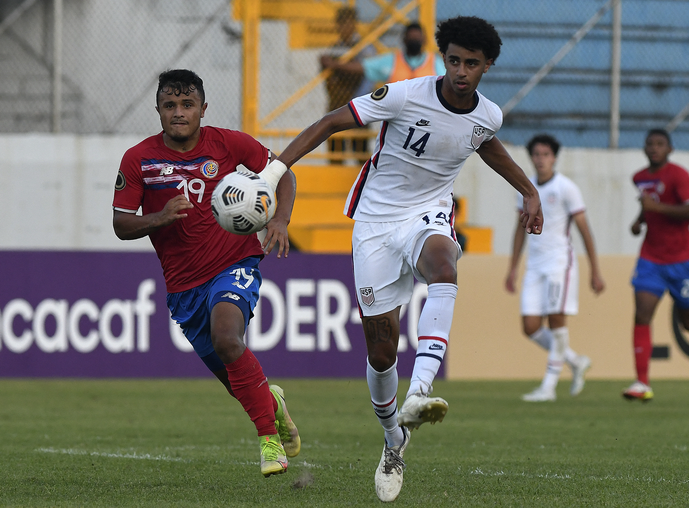 Jelen Neal (R) of the US and Fabricio Aleman of Costa Rica vie for the ball during a Concacaf U-20 World Cup quarterfinal football match at the Francisco Morazan stadium in San Pedro Sula, Honduras, on June 28, 2022. (Photo by Orlando SIERRA / AFP)
