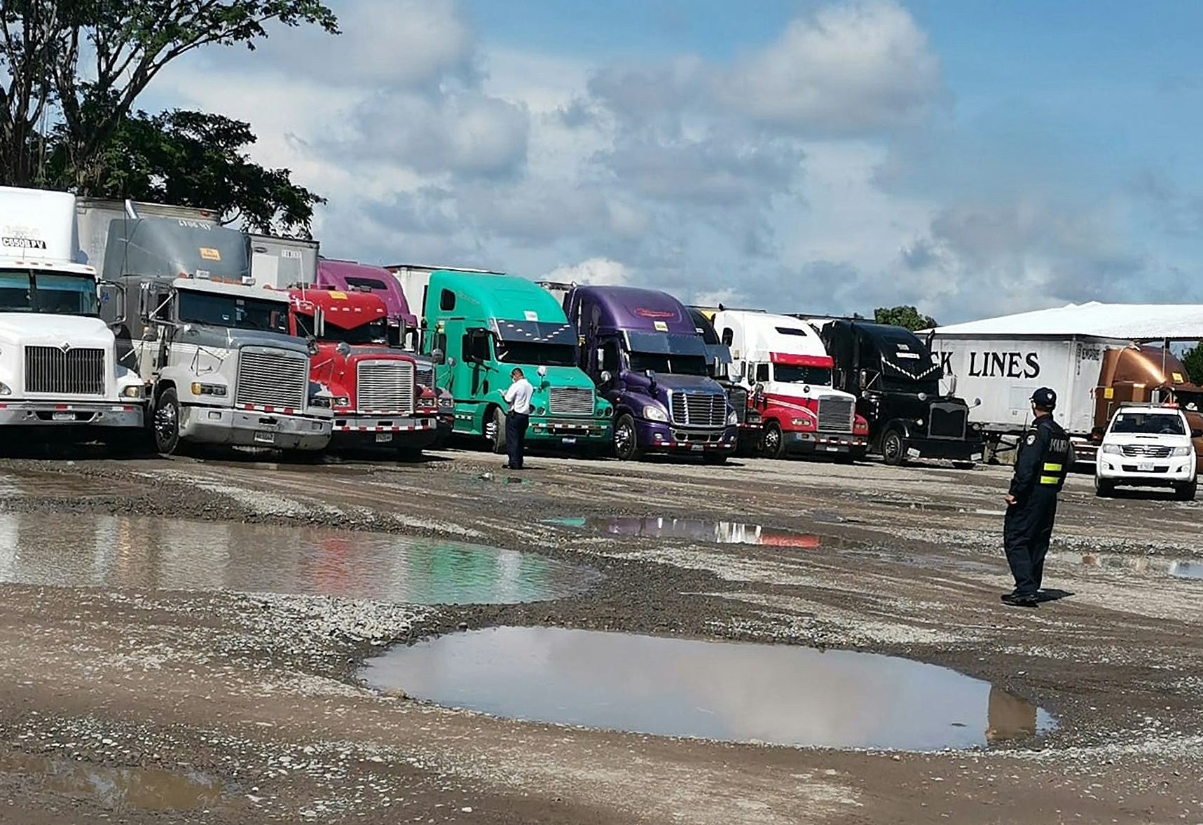 16/05/2020. Un convoy del Ministerio de Seguridad Pública escoltó a un grupo de transportistas que se encontraban en Paso Canoas esperando ingresar y circular a lo largo del país. La medidas tomadas recientemente por el MInisterio de Salud en cuanto al ingreso de vehículos por las fronteras hizo que muchos transportistas esperaran durante días. Foto: MSP.