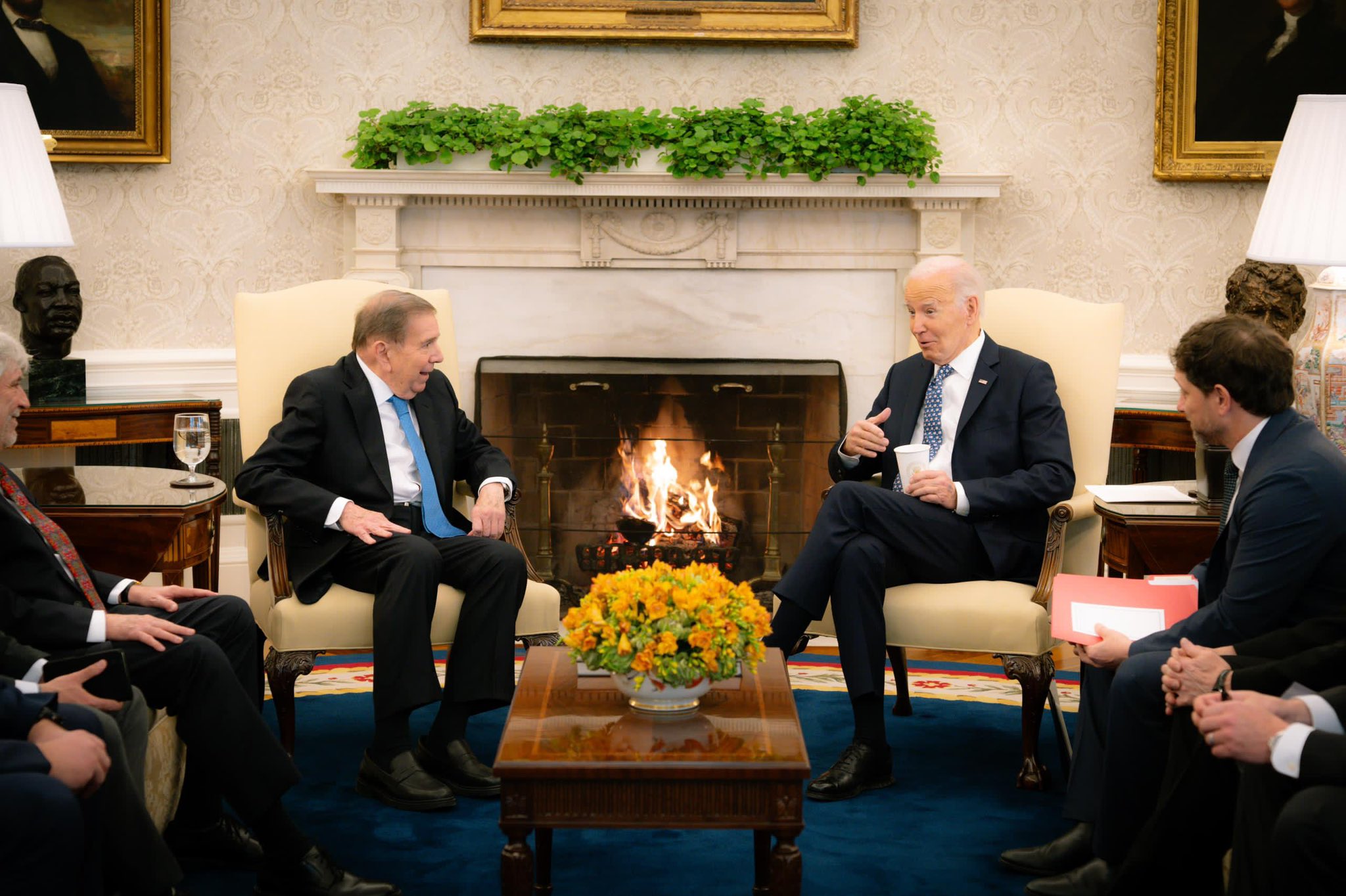 Edmundo González Urrutia, líder opositor venezolano, se reúne con el presidente de Estados Unidos, Joe Biden, en la Casa Blanca para discutir la recuperación democrática de Venezuela y la crisis política del país.
