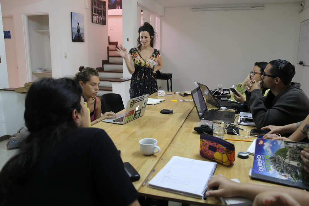 Núria Güell comparte sus experiencias en Casa Caníbal, en barrio Escalante. Mayela López.