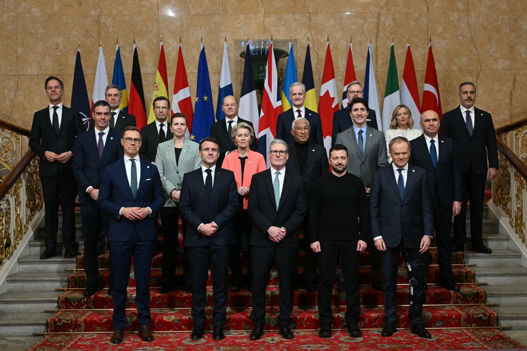 (Back row L-R) NATO secretary General Mark Rutte, Netherlands' Prime Minister Dick Schoof, Sweden's Prime Minister Ulf Kristersson, Germany's Chancellor Olaf Scholz, Norway's Prime Minister Jonas Gahr Store, Czech Republic's Prime Minister Petr Fiala, Turkey's Minister of Foreign Affairs Hakan Fidan, (Middle row L-R) Spain's Prime Minister Pedro Sanchez, Denmark's Prime Minister Mette Frederiksen, European Commission President Ursula von der Leyen, European Council President Antonio Costa, Canada's Prime Minister Justin Trudeau, Italy's Prime Minister Giorgia Meloni, Romania's Interim President Ilie Bolojan, (Front row L-R) Finland's President Alexander Stubb, France's President Emmanuel Macron, Britain's Prime Minister Keir Starmer, Ukraine's President Volodymyr Zelensky and Poland's Prime Minister Donald Tusk pose for a family photograph during a summit held at Lancaster House in central London on March 2, 2025. European leaders descend upon London today for talks to "drive forward" action on Ukraine, according to the office of UK Prime Minister Keir Starmer. The summit caps off a week of intense diplomacy for host Starmer, who met with President Donald Trump on Thursday in an effort to draw together the European and US approaches to the Ukraine conflict. (Photo by JUSTIN TALLIS / POOL / AFP)